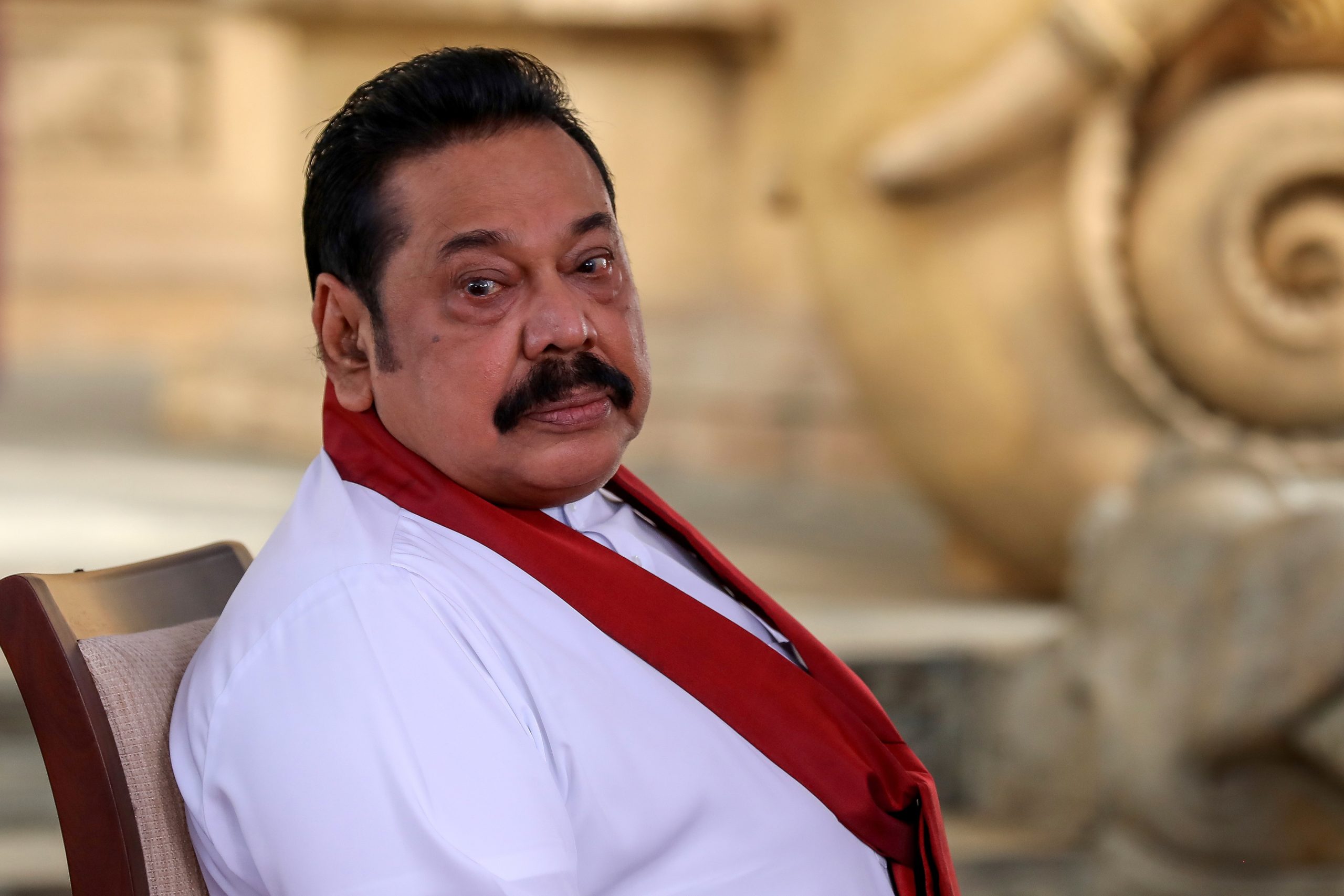 Exército leva primeiro-ministro demissionário do Sri Lanka para lugar seguro