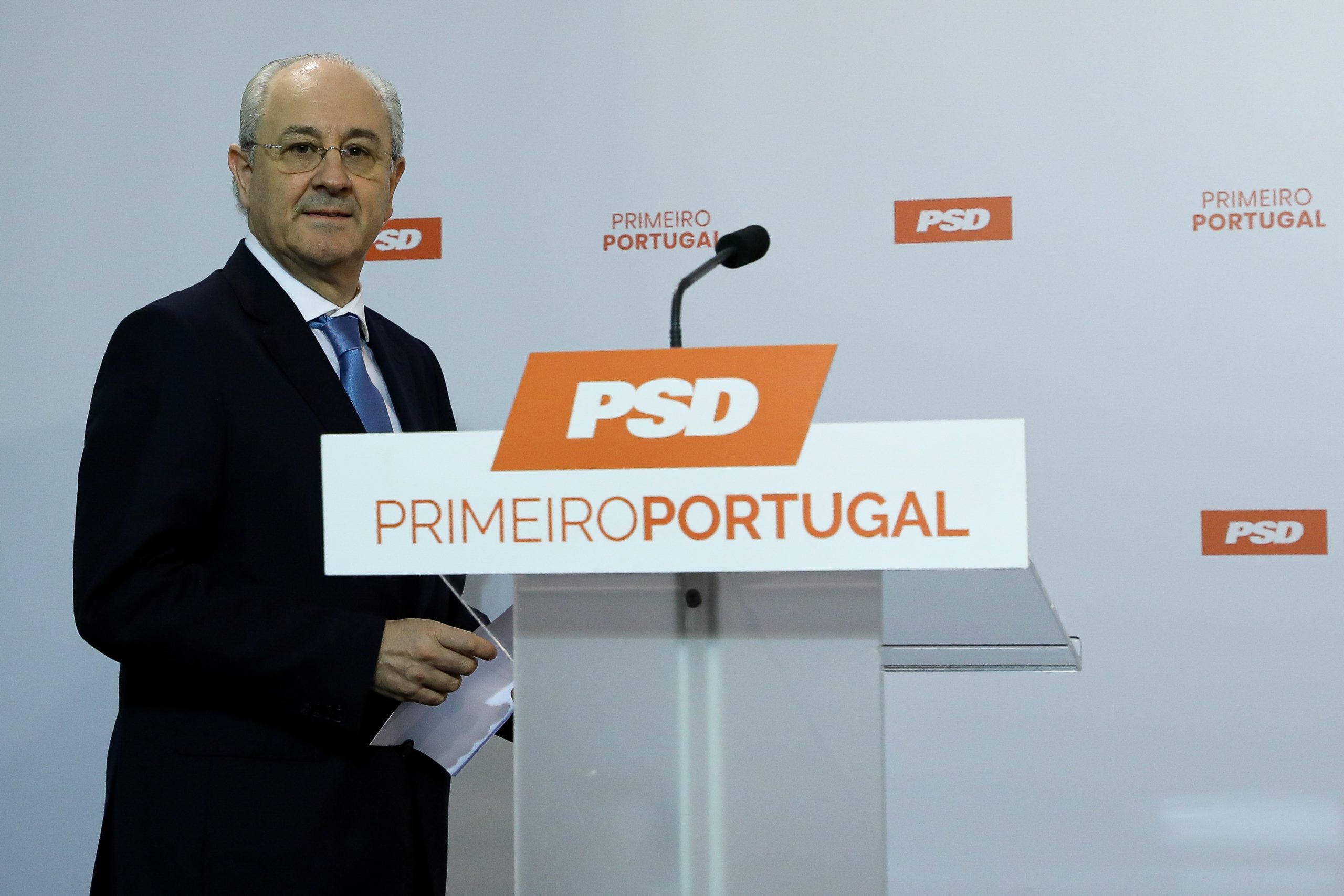 Eleições. PSD quer salário mínimo igual no público e privado e acima dos 700 euros em 2023