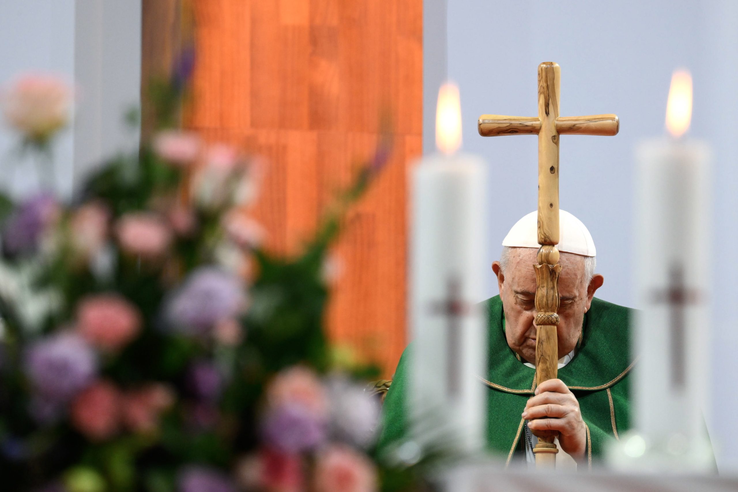 Papa termina viagem à Mongólia com abertura de centro social