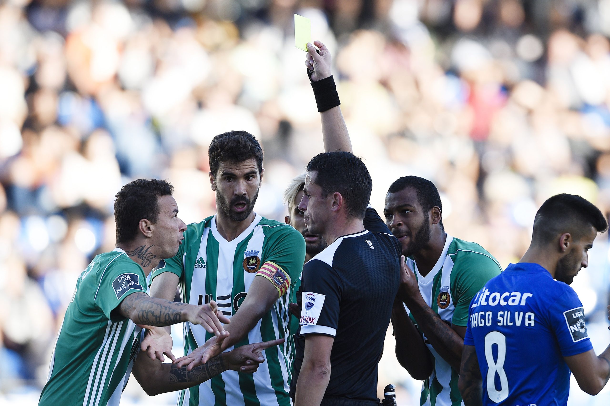 Feirense bate Rio Ave, em jogo com três expulsões e um penálti falhado