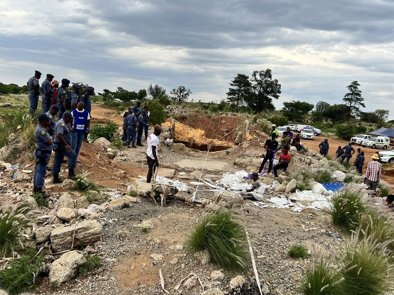 Vídeo mostra corpos em mina na África do Sul. Autoridades terão proibido acesso a alimentos e água: “É um massacre”