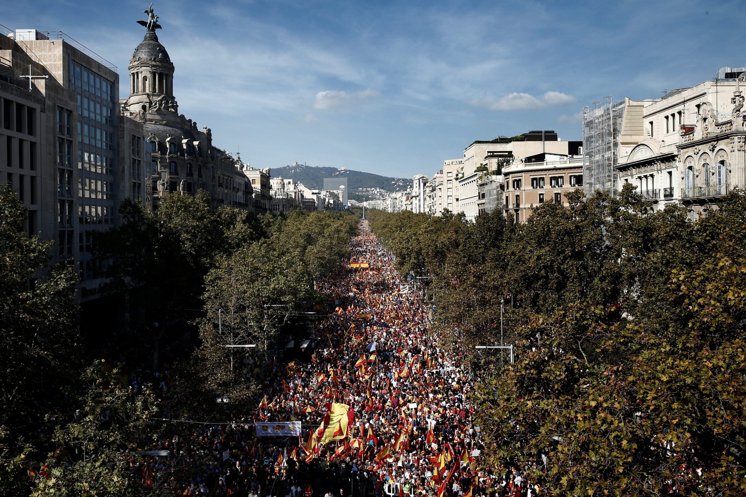 Dezenas de milhares manifestam-se em Barcelona contra independência