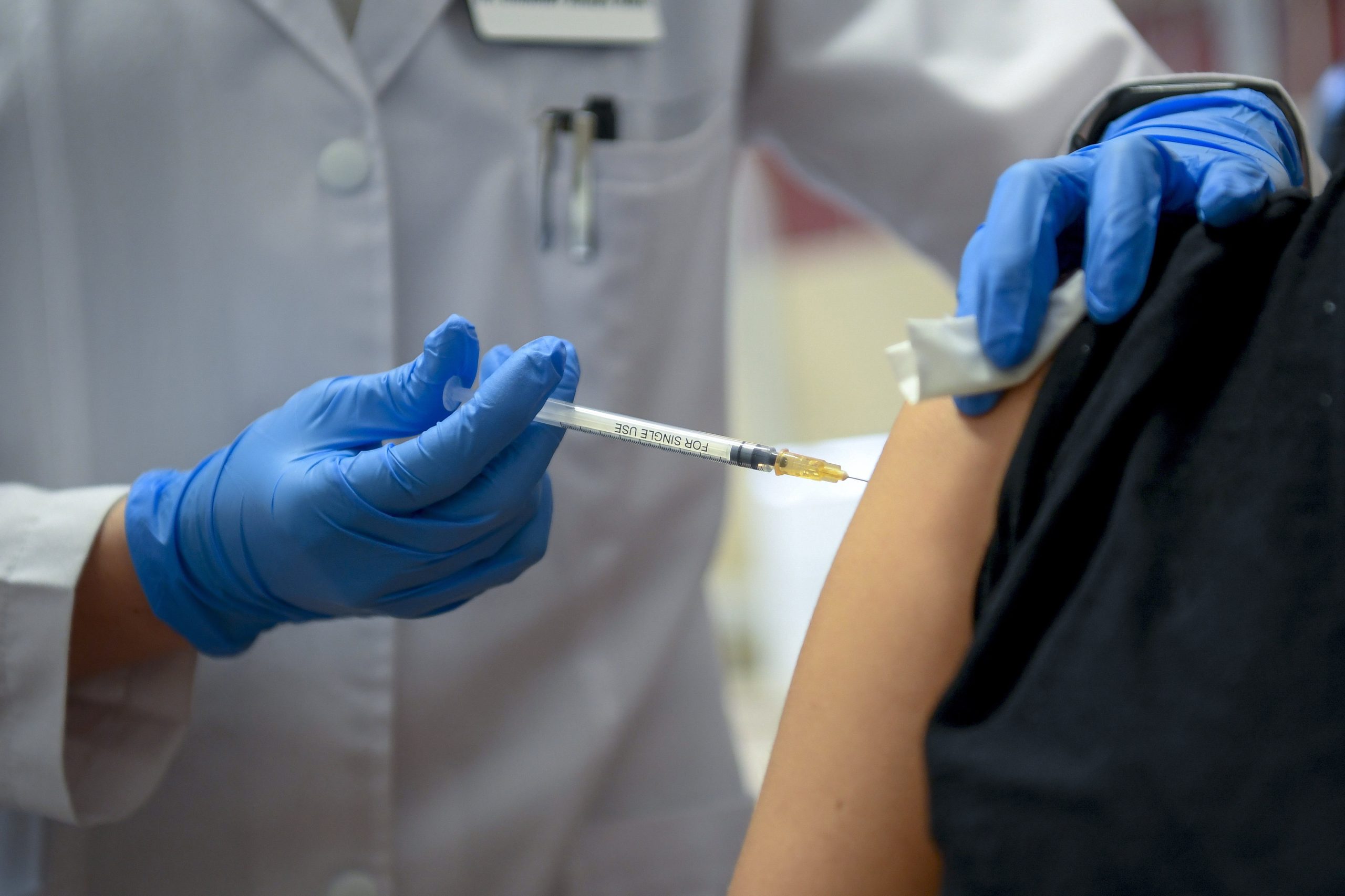 Dentista italiano apresenta braço falso para vacinar e conseguir certificado