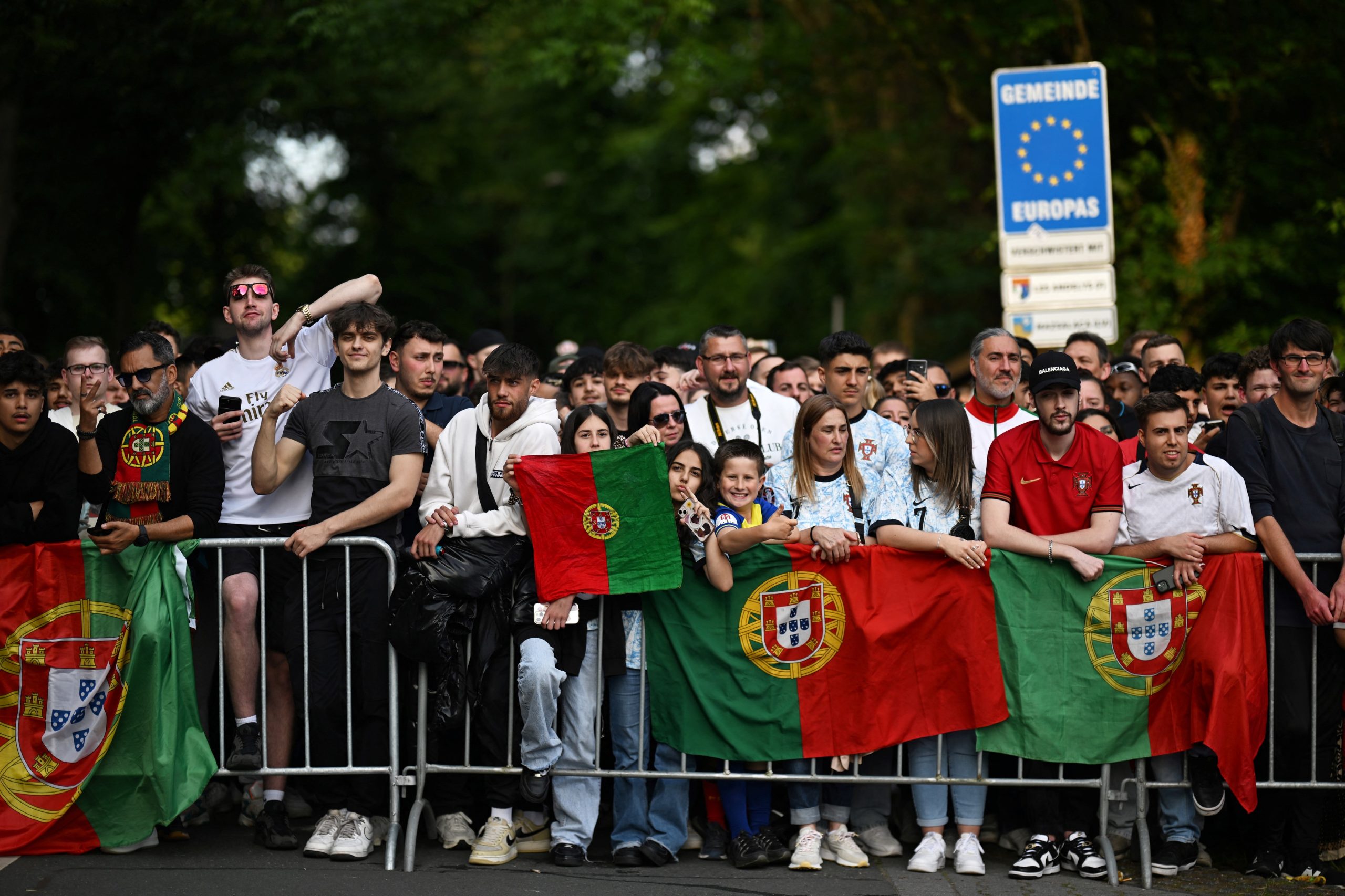 Seleção de futebol chega à Alemanha. Capitão foi o primeiro a pisar o solo do Euro 2024