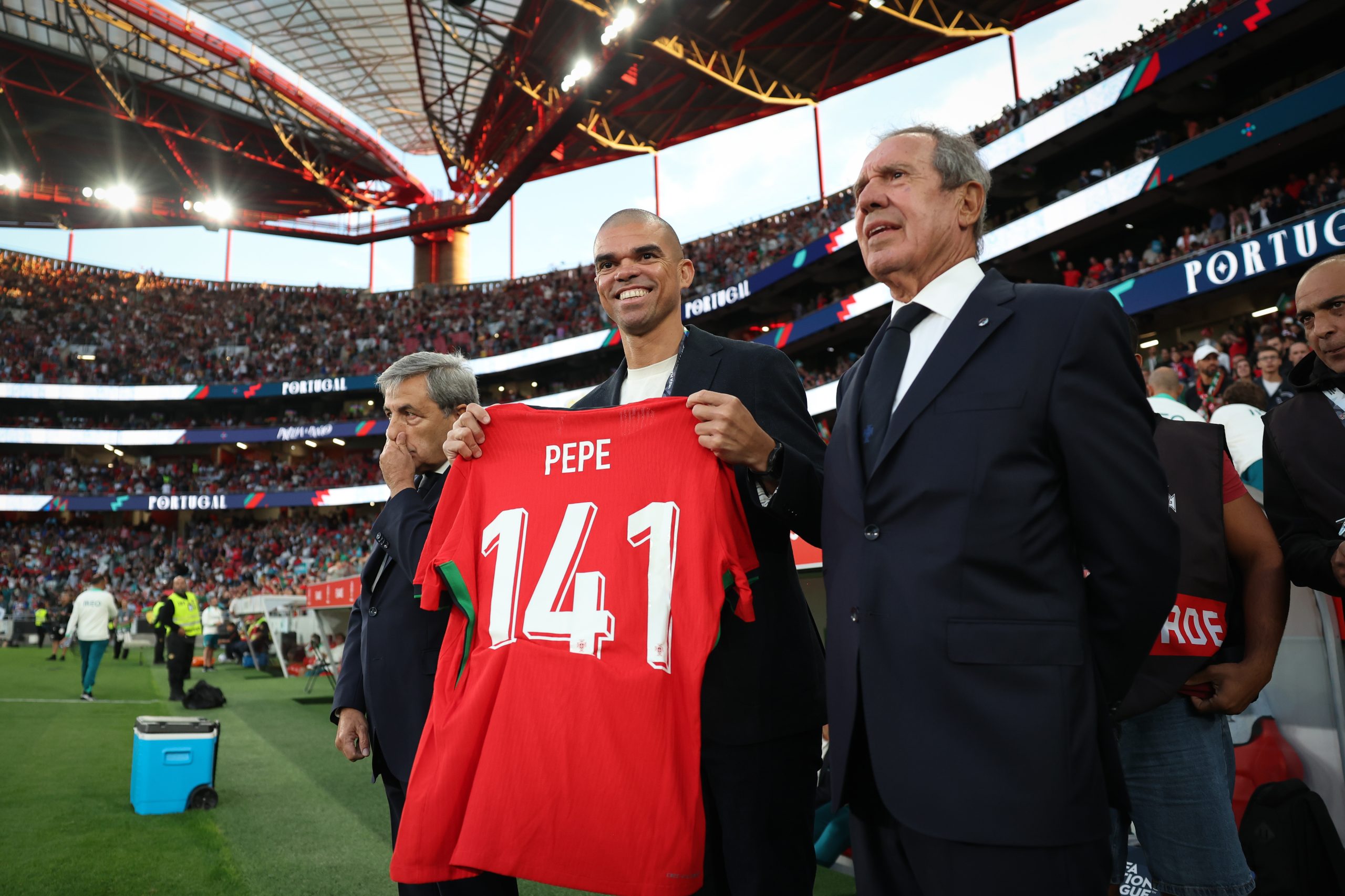 FPF homenageia Pepe antes de jogo com Croácia com aplauso de Modric