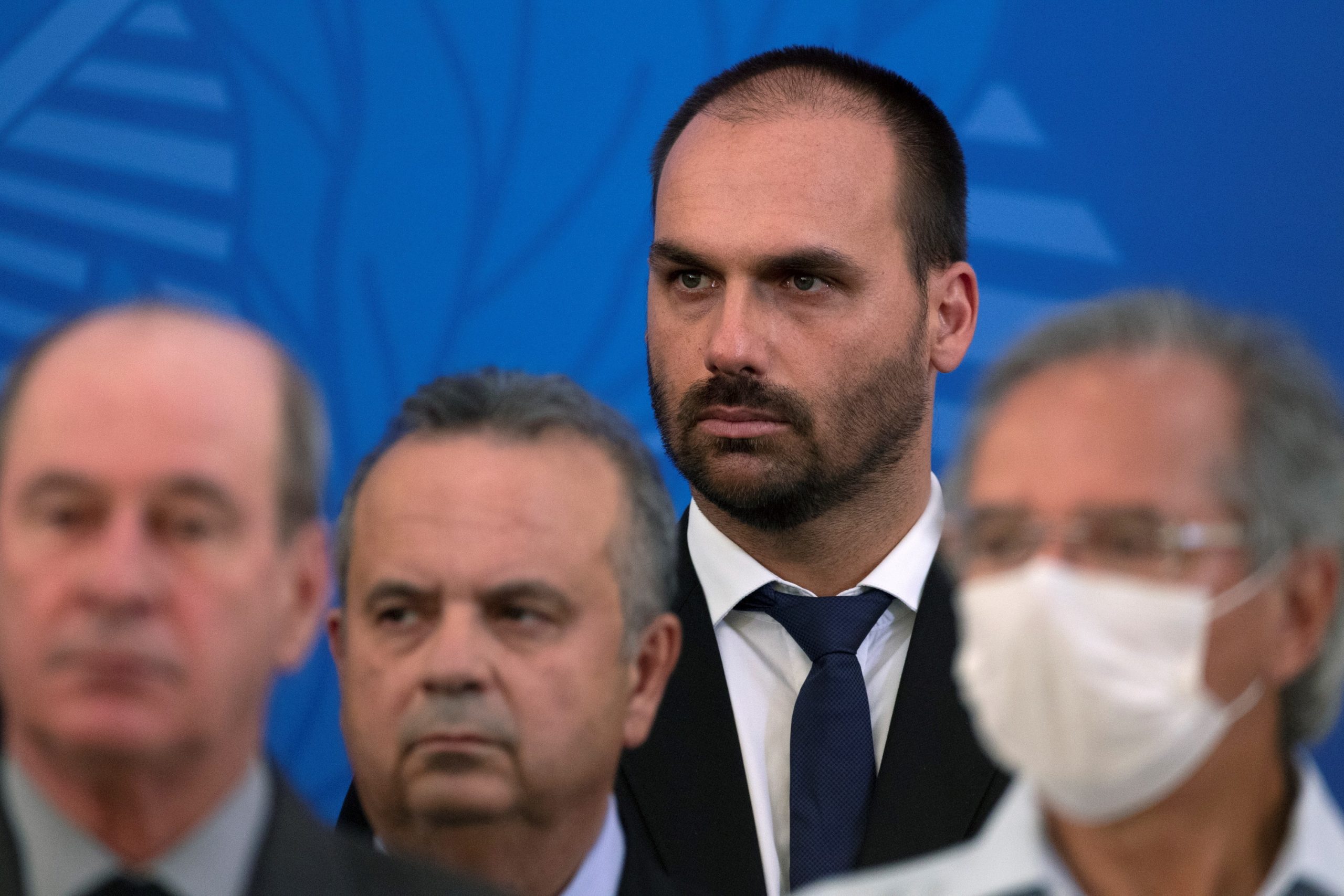 Filho do Presidente do Brasil fala em rutura institucional e motiva críticas na oposição
