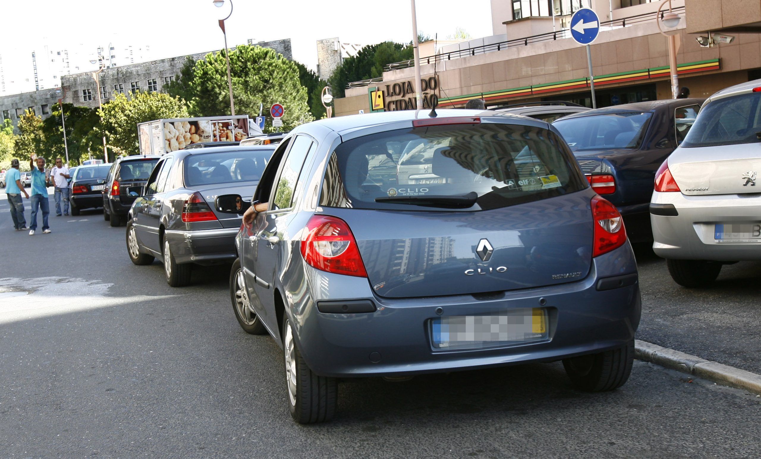Parlamento aprova diploma que acaba com dístico do seguro no vidro do carro
