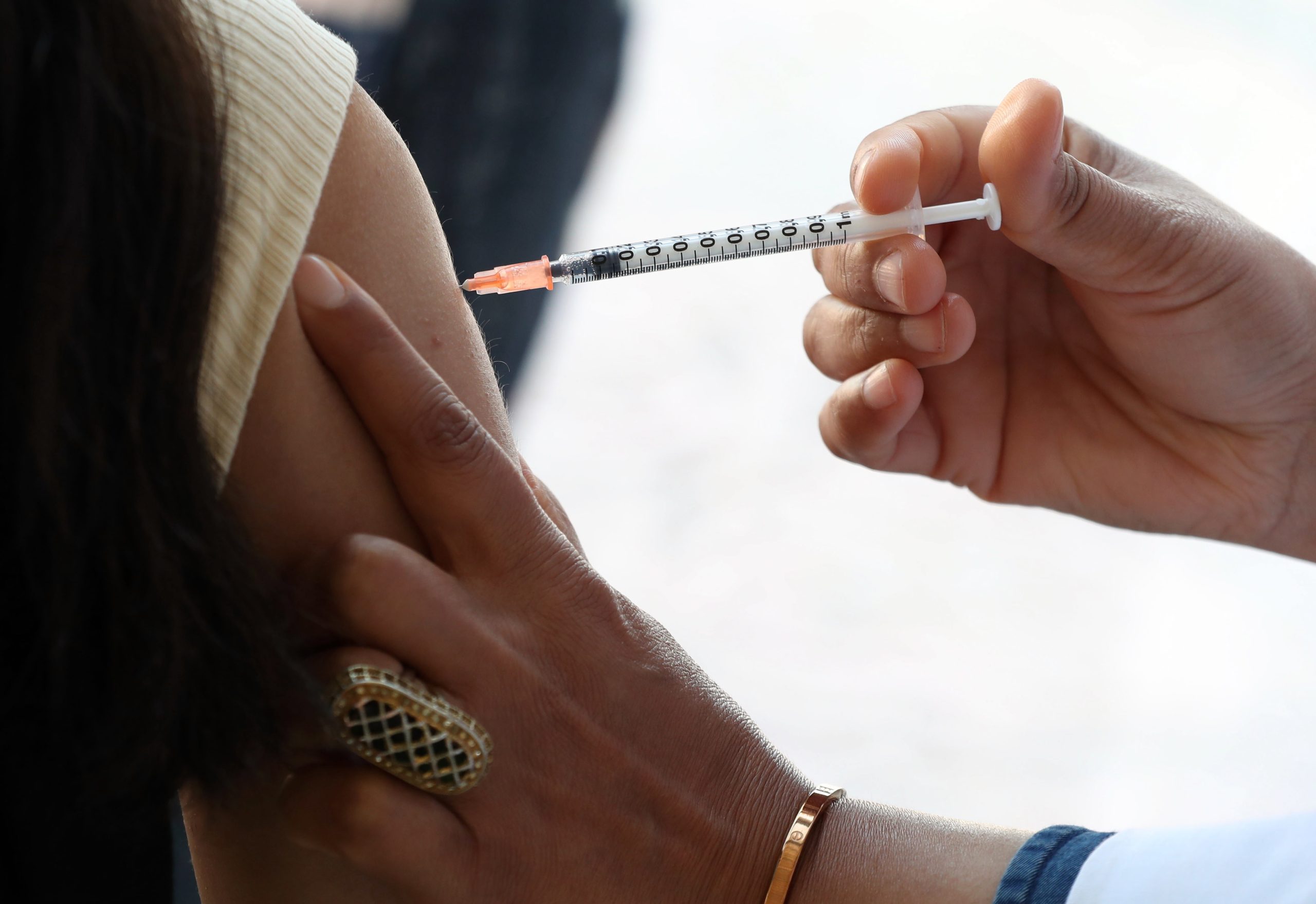 Covid-19: Uma em cada quatro pessoas vacinadas com Pfizer e AstraZeneca sentiram efeitos secundários leves