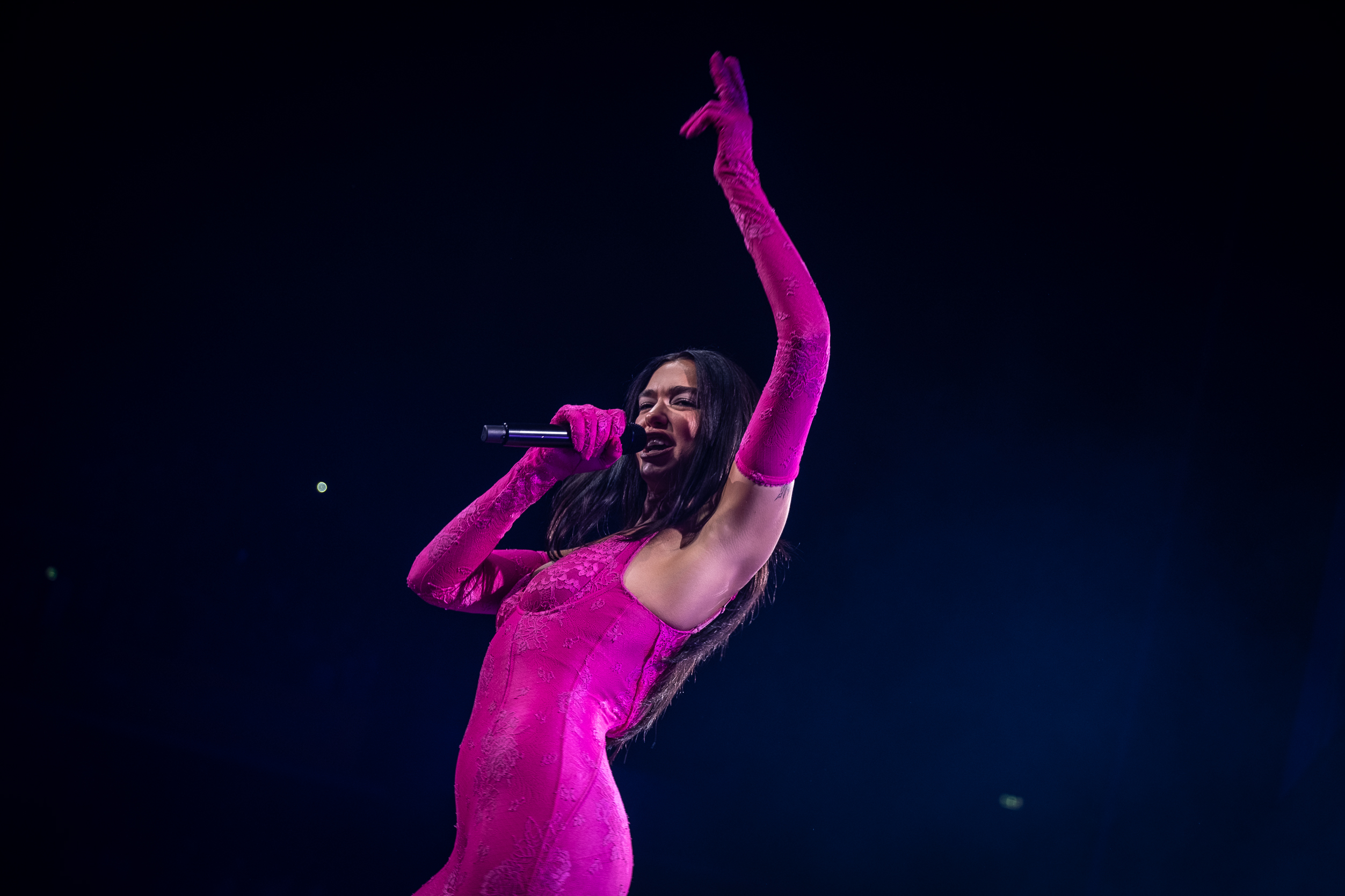 Êxitos, dança e até patinadores. Houve nostalgia, mas também revolução em Dua Lipa na Altice Arena