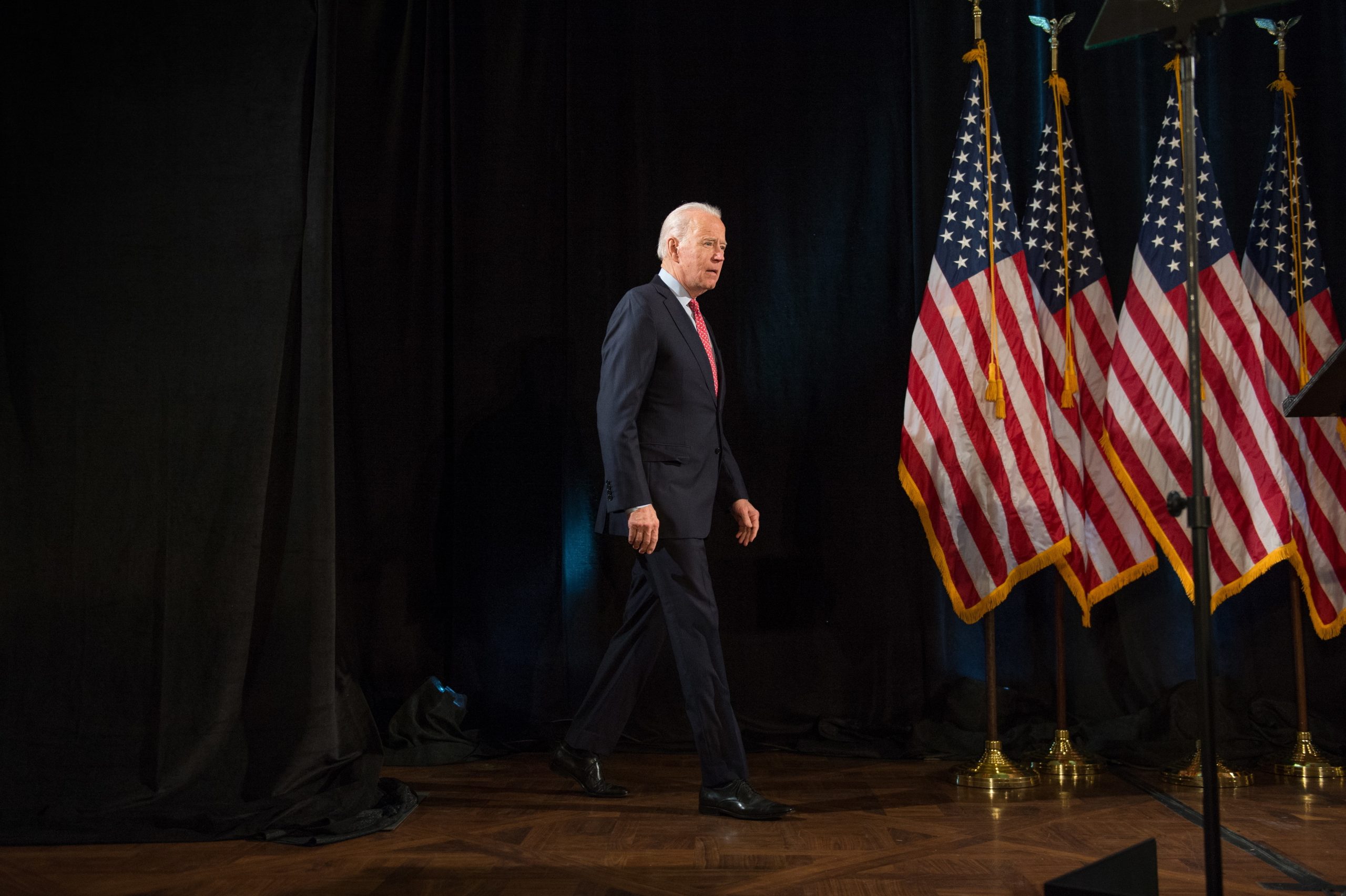 Biden devolve contribuição de Louis C.K., comediante acusado de ofensas sexuais
