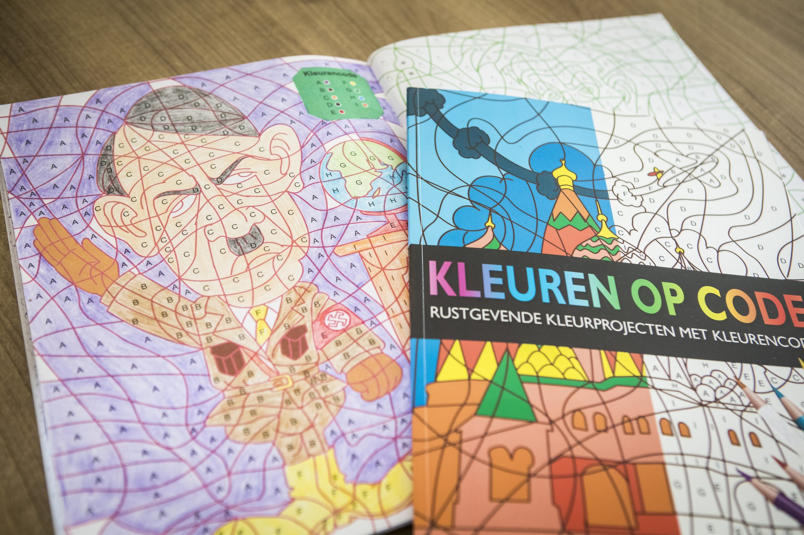Holanda: Livro de colorir para crianças com imagem de Hitler retirado das lojas