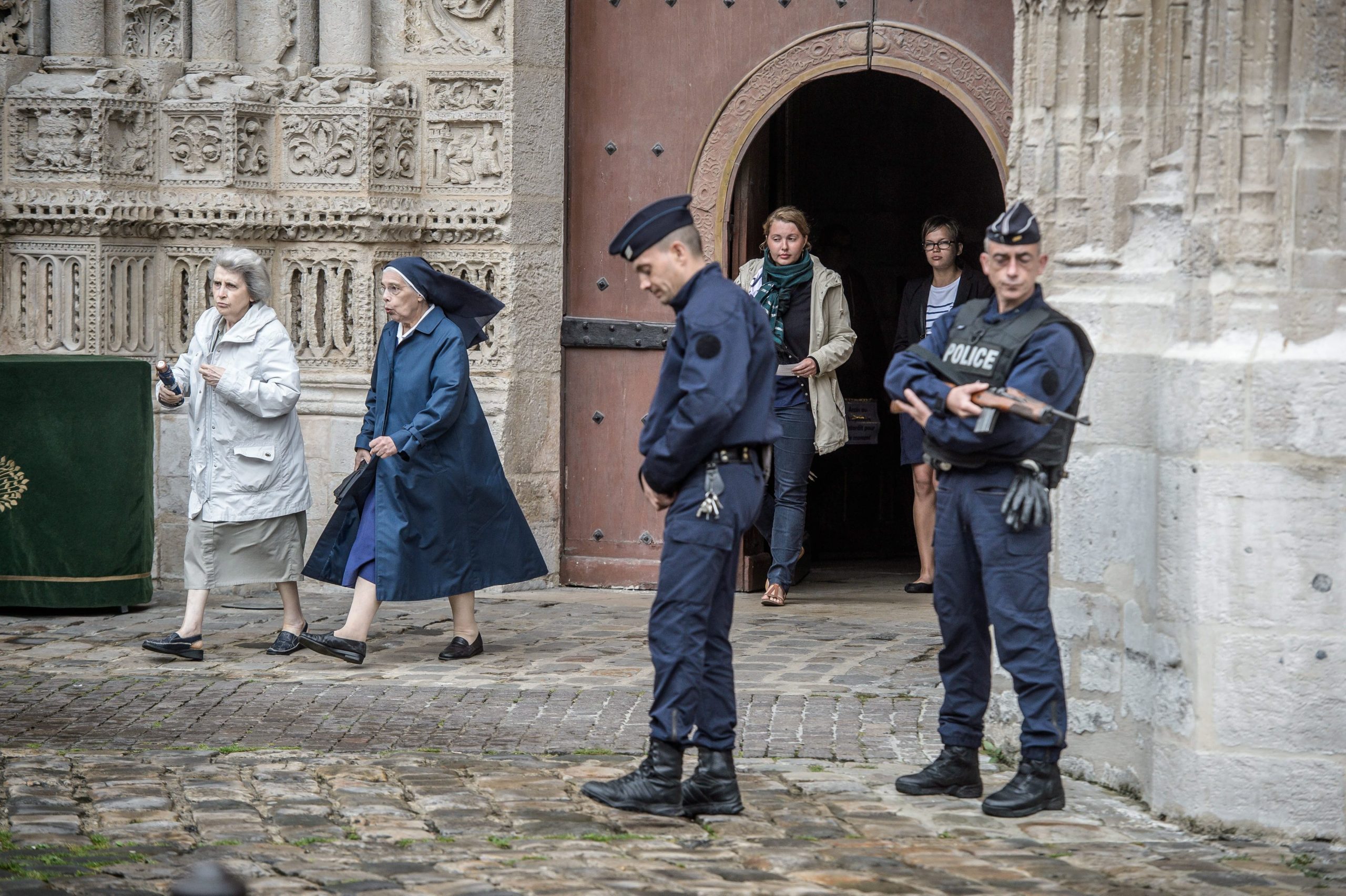 França: Homem ataca polícia com um martelo em Notre-Dame e obriga à intervenção das autoridades