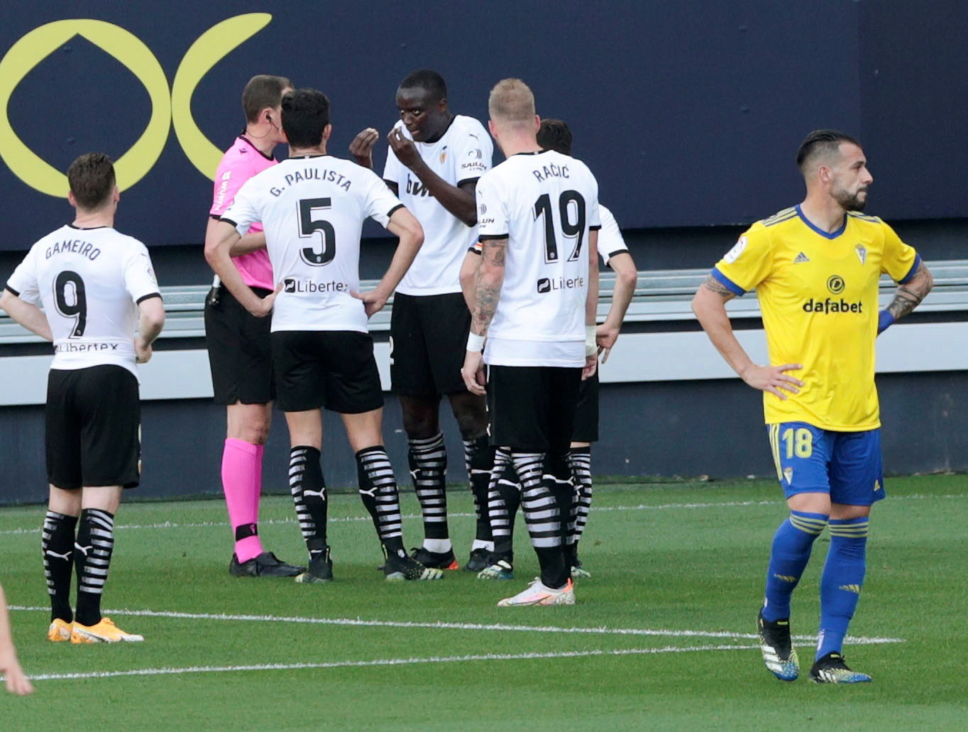 Alegado insulto racista levou Valência a abandonar relvado no jogo contra o Cádiz. Equipa regressou mas o central Diakhaby ficou no balneário