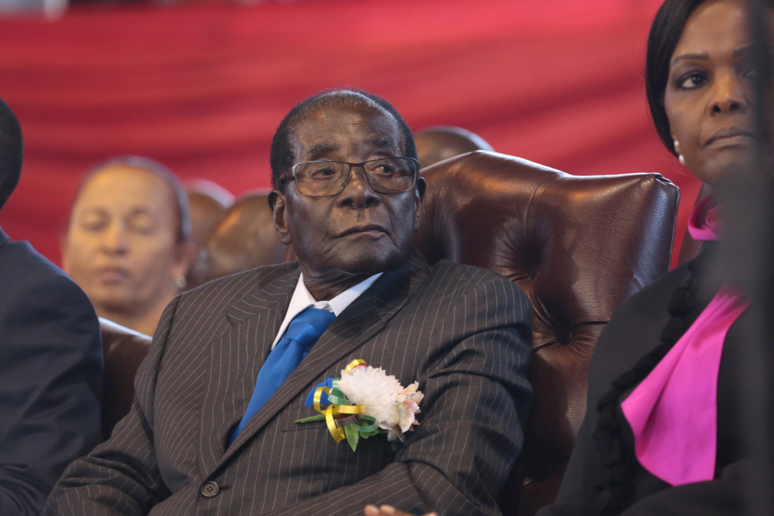 Terminou o prazo concedido a Mugabe para abandonar o poder no Zimbabué