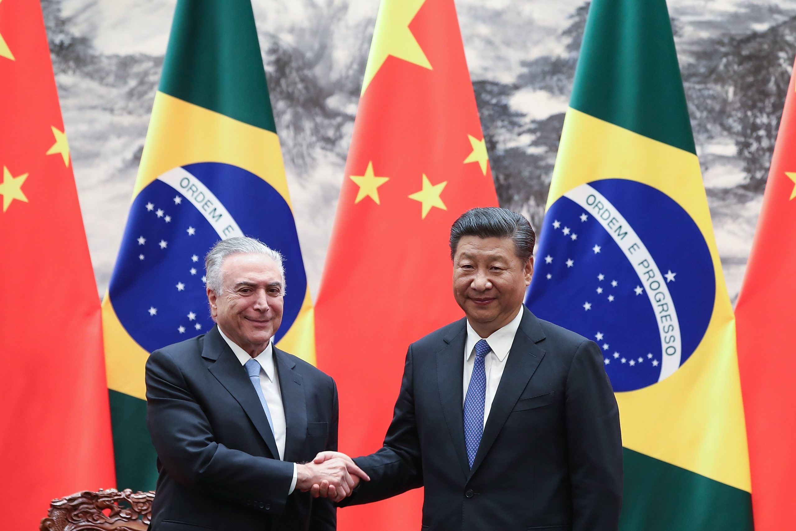 Brasil e China assinam 14 acordos, incluindo infraestruturas e linha de crédito
