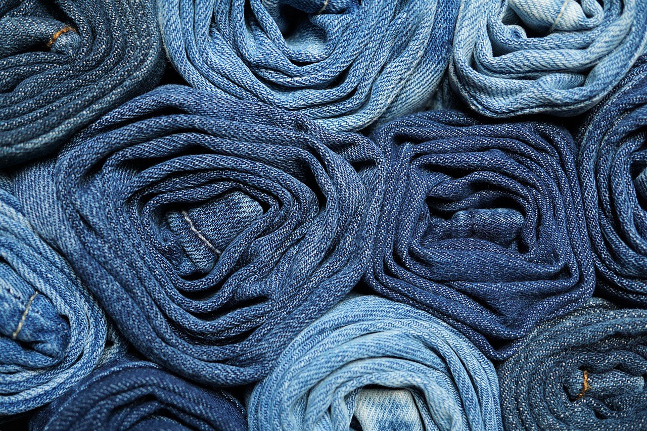 Como fazer as suas calças de ganga e t-shirts durarem mais tempo e ainda gastar menos