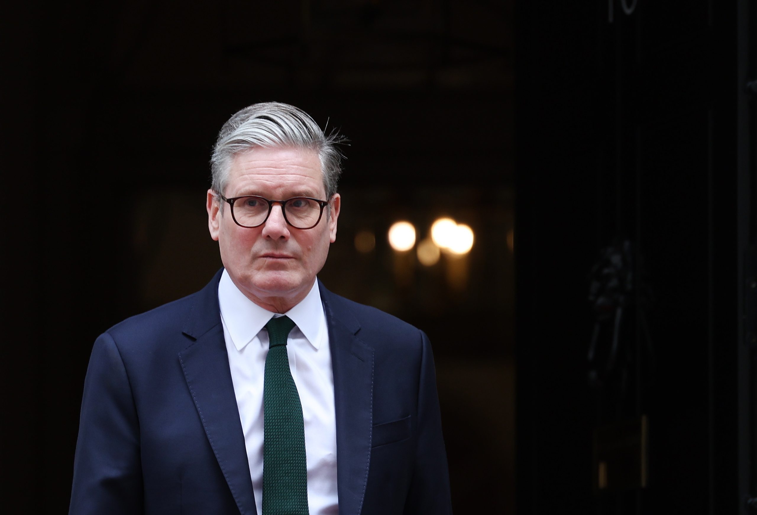 Protestos violentos. Starmer reitera que polícia britânica deve continuar em “alerta máximo”