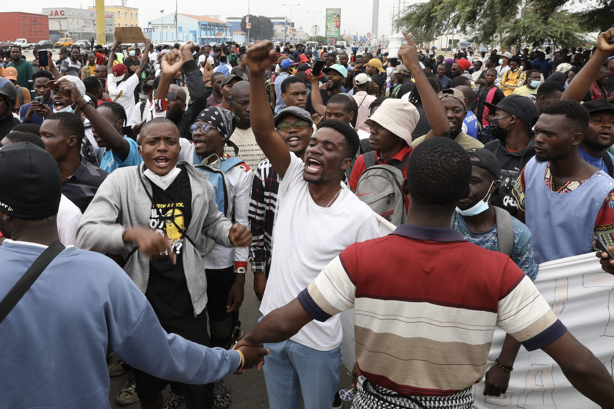 Centenas concentram-se em Luanda e prometem marcha pacifica contra subida da gasolina