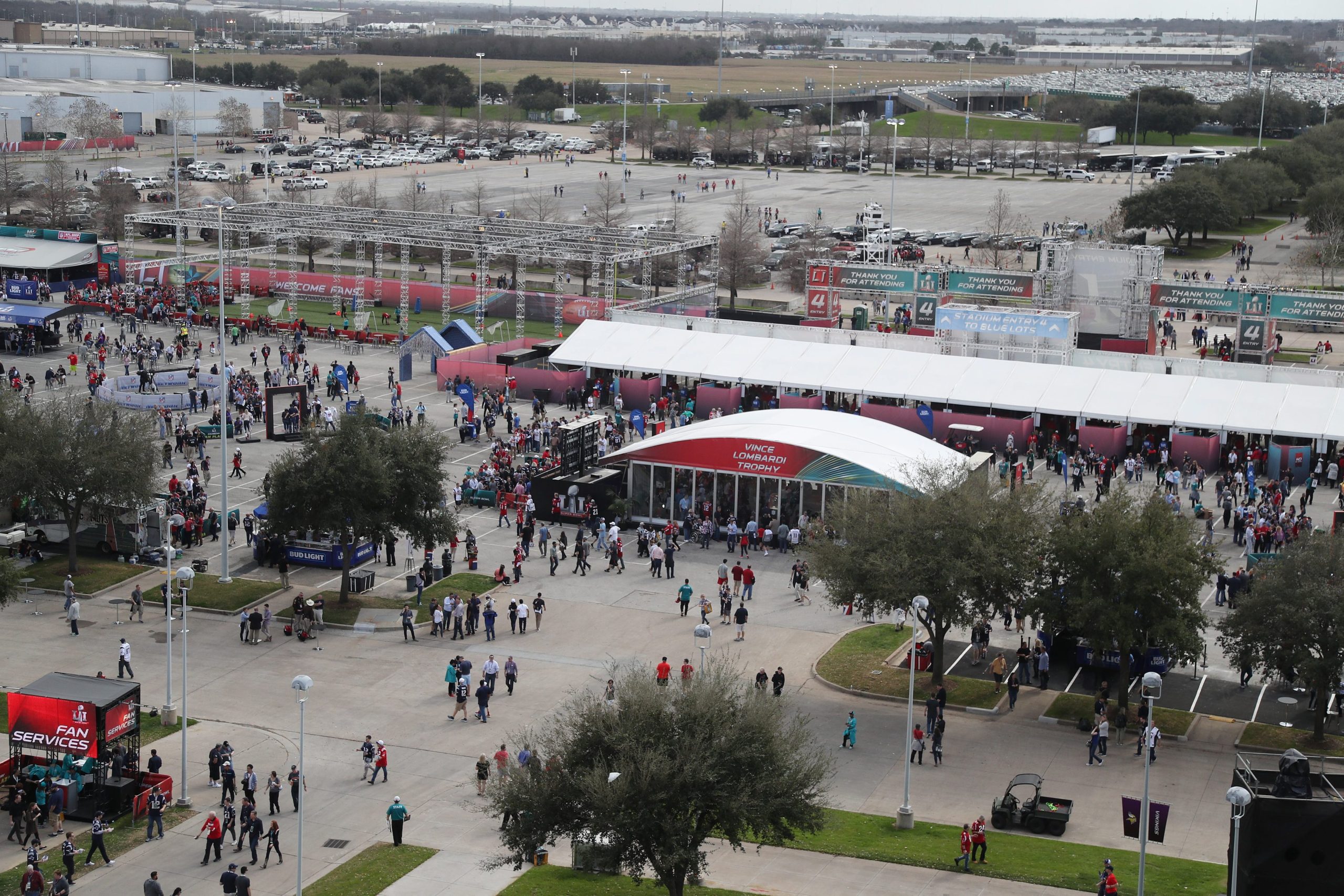 Centenas manifestam-se contra Trump antes do início do “Super Bowl”