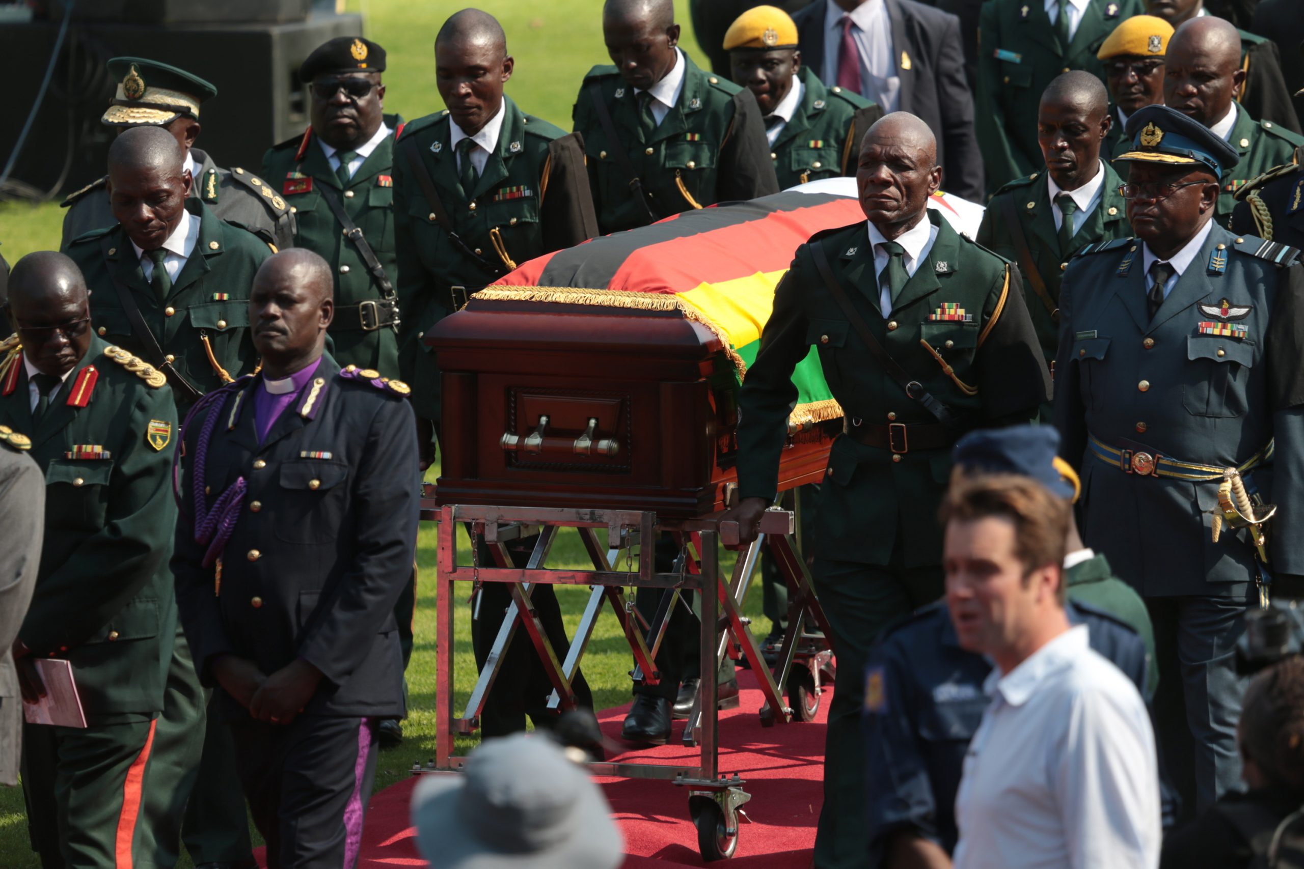 Vaias e elogios no último adeus ao ex-Presidente do Zimbabué