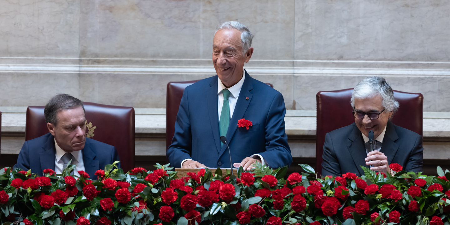 Presidente da República, hino e flores na sessão do 25 de Novembro na AR