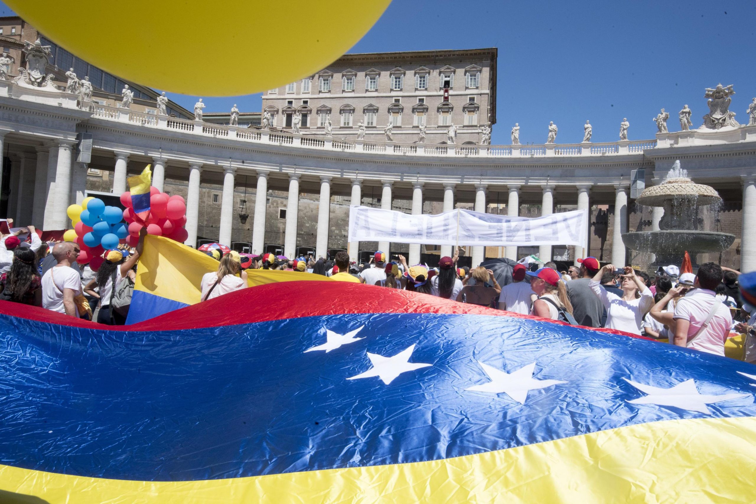 Papa reza pela “amada” Venezuela, no dia em que o país vota simbolicamente políticas de Maduro