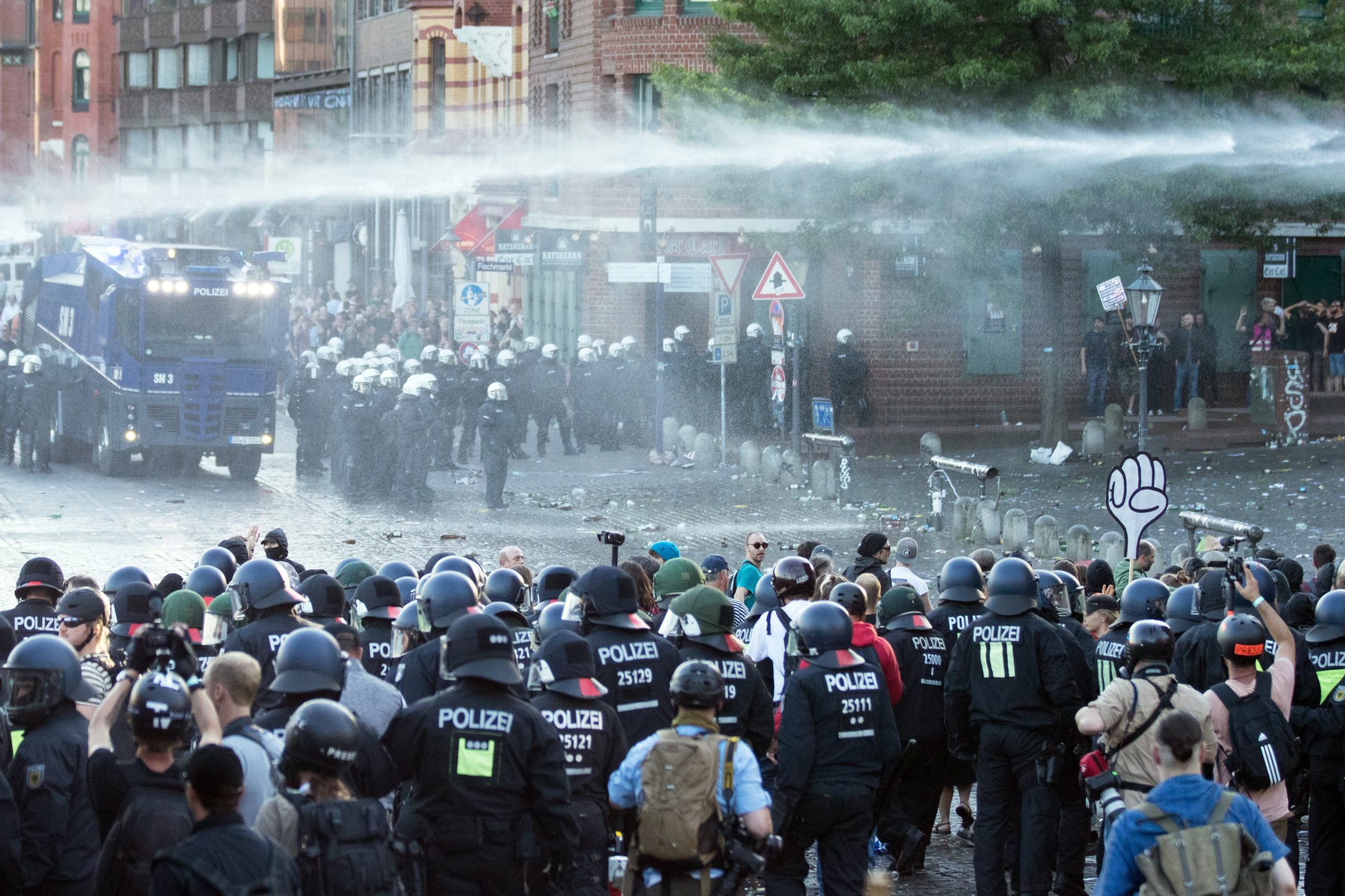 Terceira noite de confrontos entre polícia e manifestantes em Hamburgo após cimeira do G20