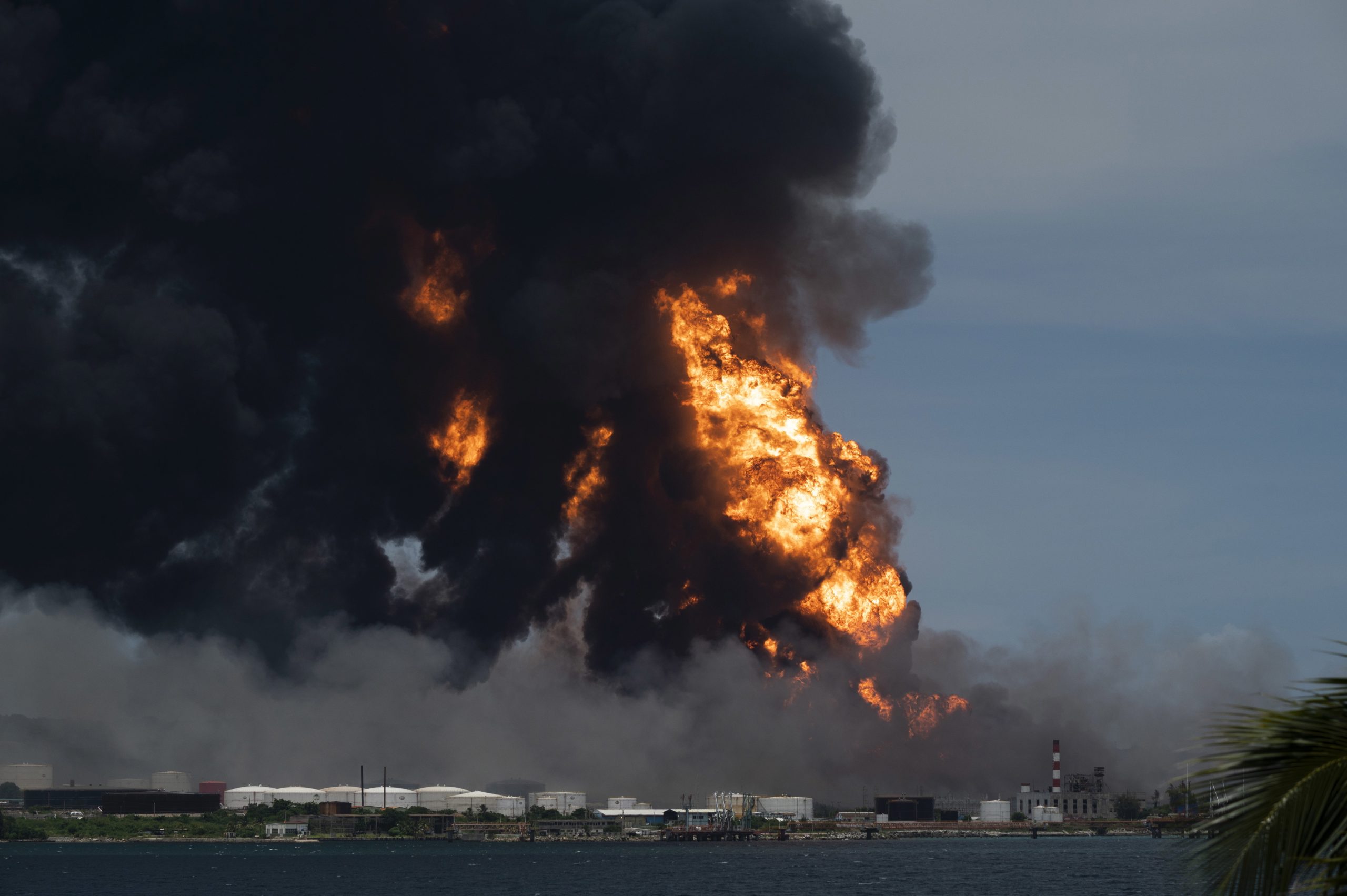 Cuba: Incêndio em instalação de armazenamento de petróleo alastra para terceiro tanque