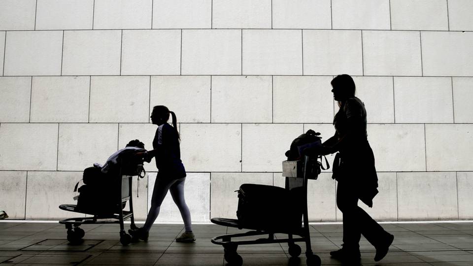 70 mil portugueses emigraram em 2023, a maioria homens e o destino principal foi a Suíça