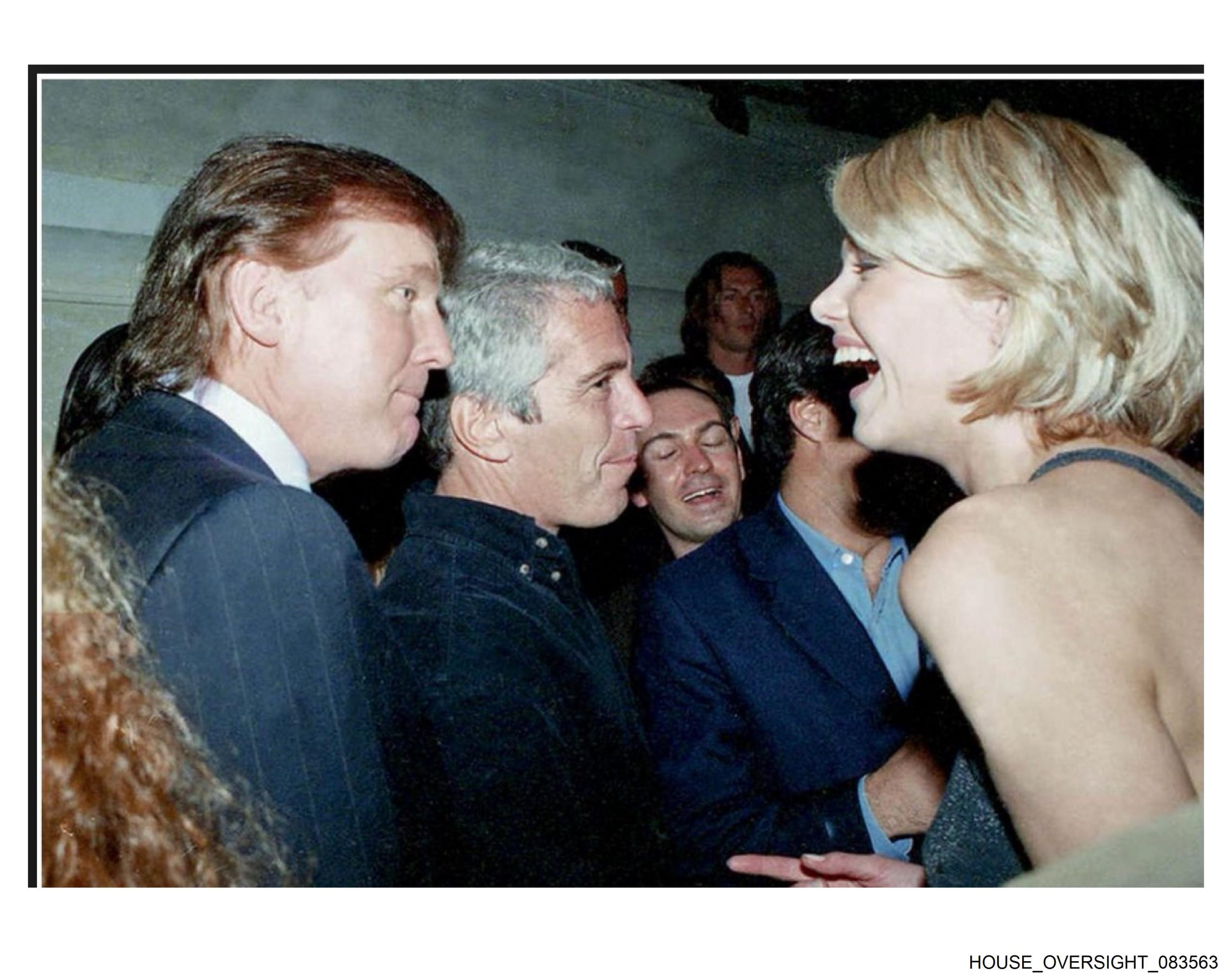 Departamento de Justiça dos EUA terá ocultado documentos do caso Epstein que referem acusações contra Trump