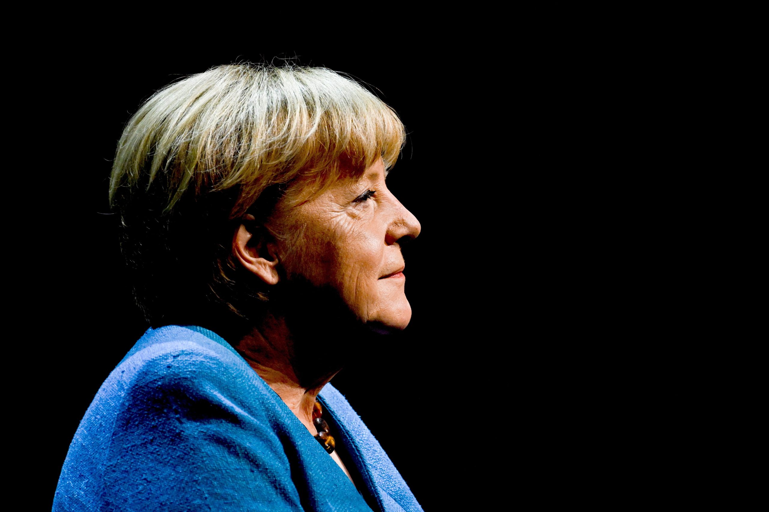 Merkel assume em autobiografia que perdeu reputação em Portugal, Grécia e Itália na crise do euro