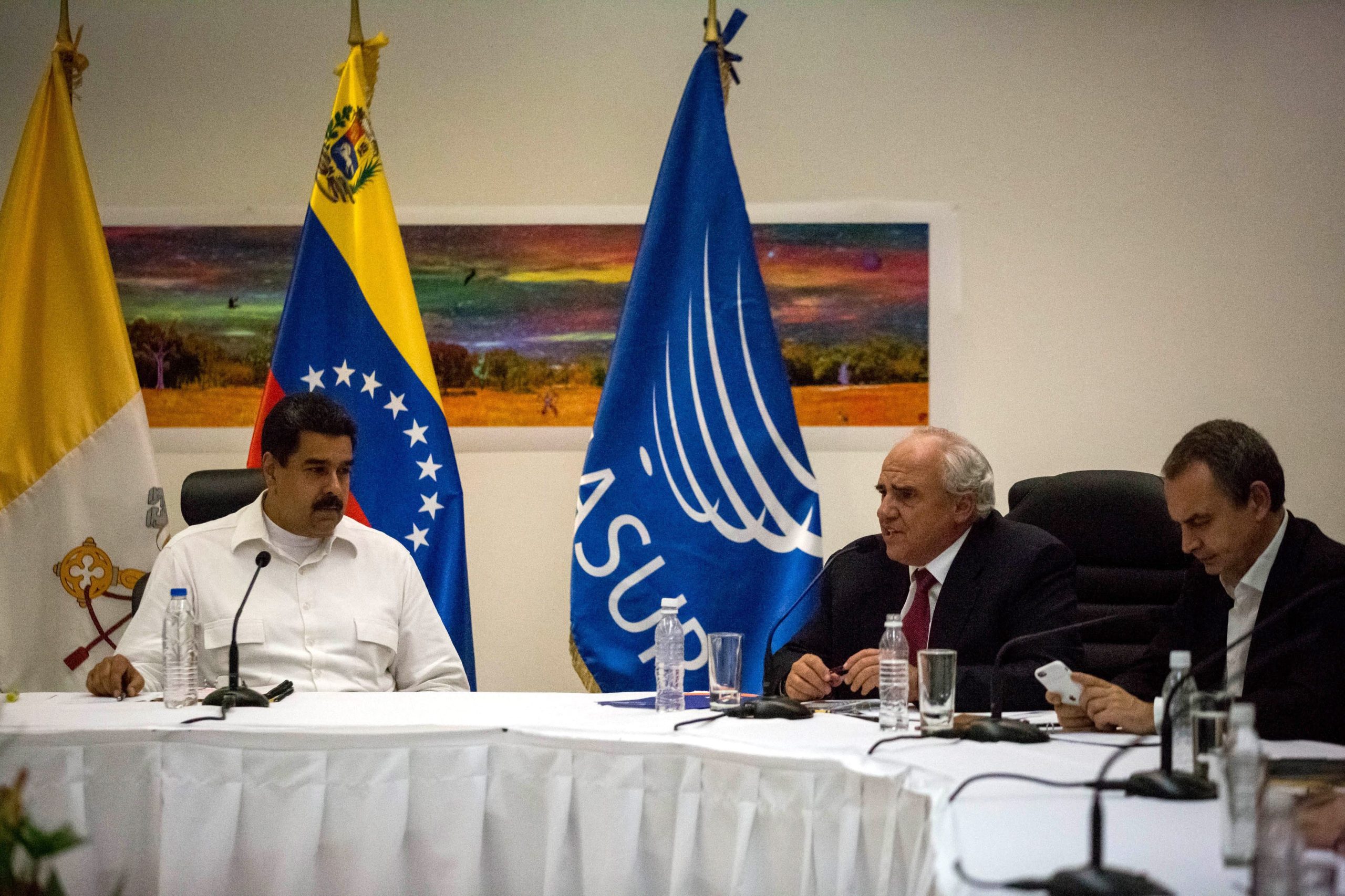 Parlamento venezuelano responsabiliza Presidente pela crise e convoca-o mas Maduro recusa
