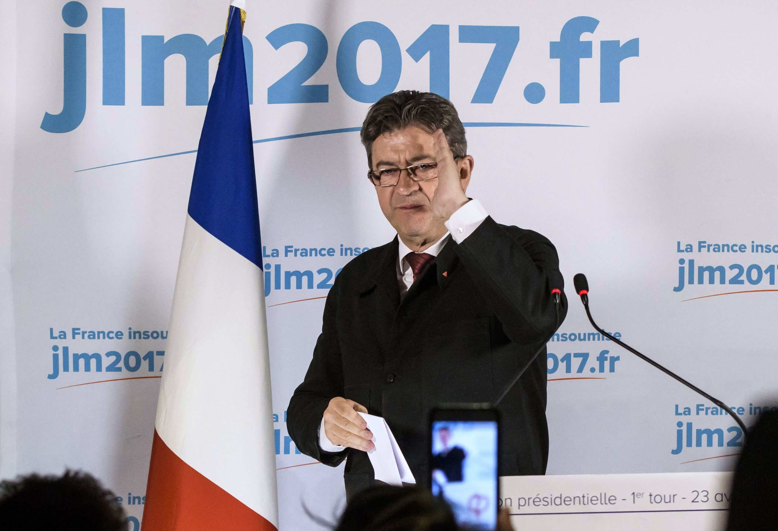 Mélenchon vai consultar militantes para decidir apoio a Macron ou Le Pen