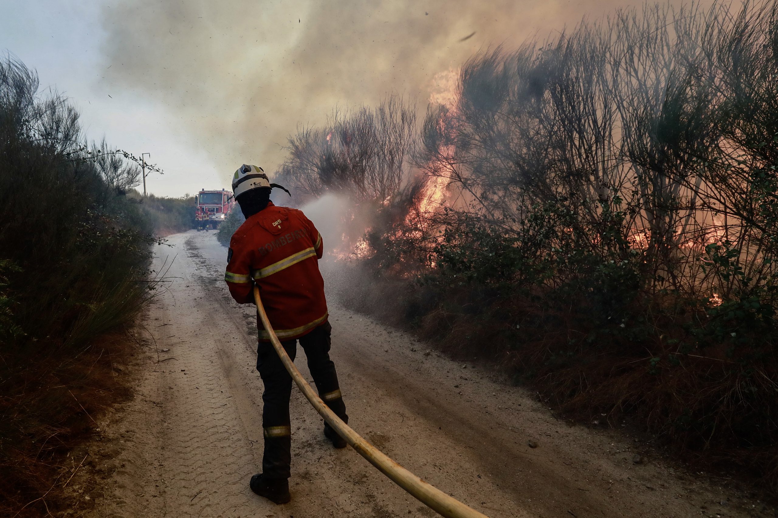 Quatro bombeiros feridos no incêndio de Ponte da Barca