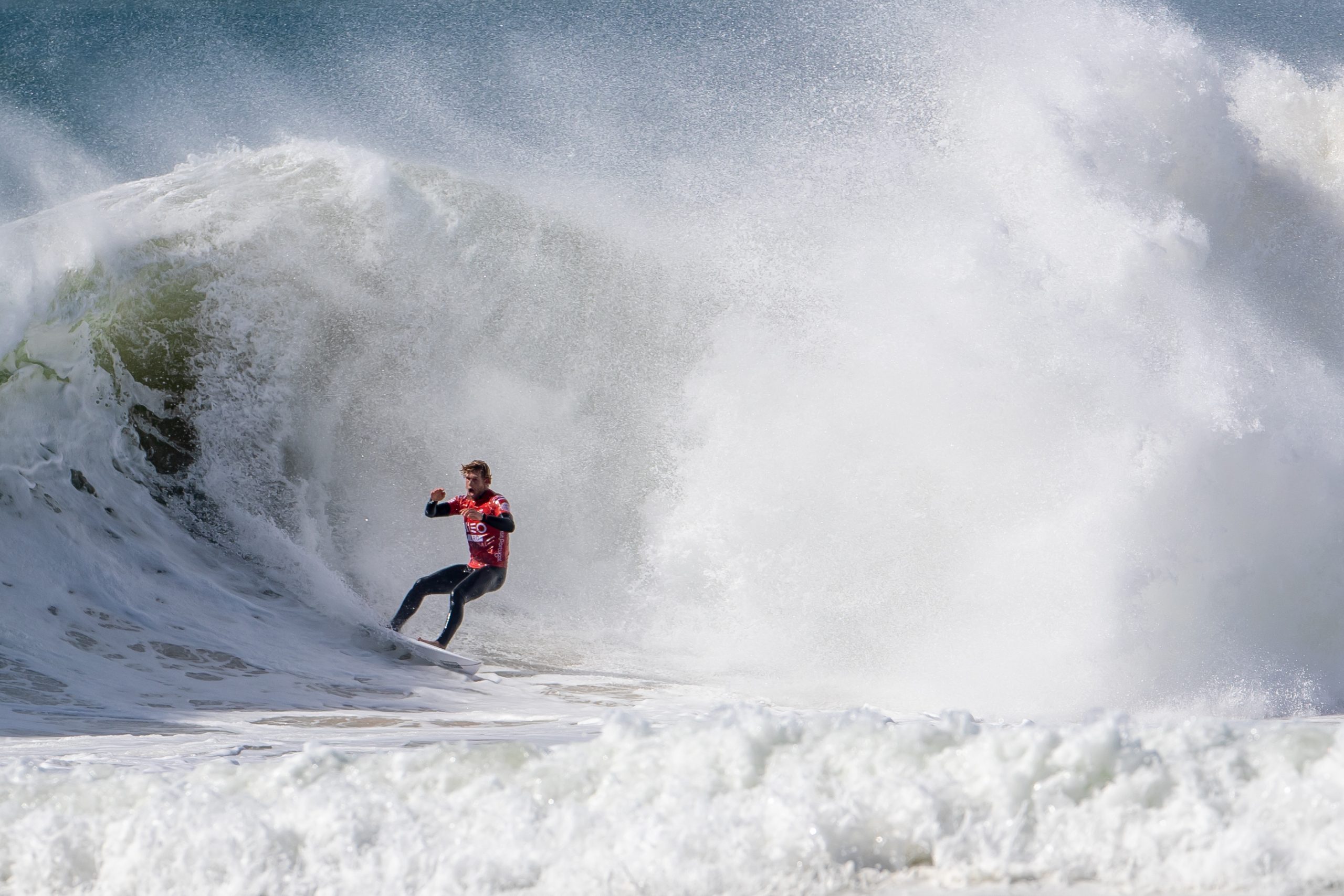 Havaiano John John Florence ‘brilha’ nas ondas pesadas de Supertubos