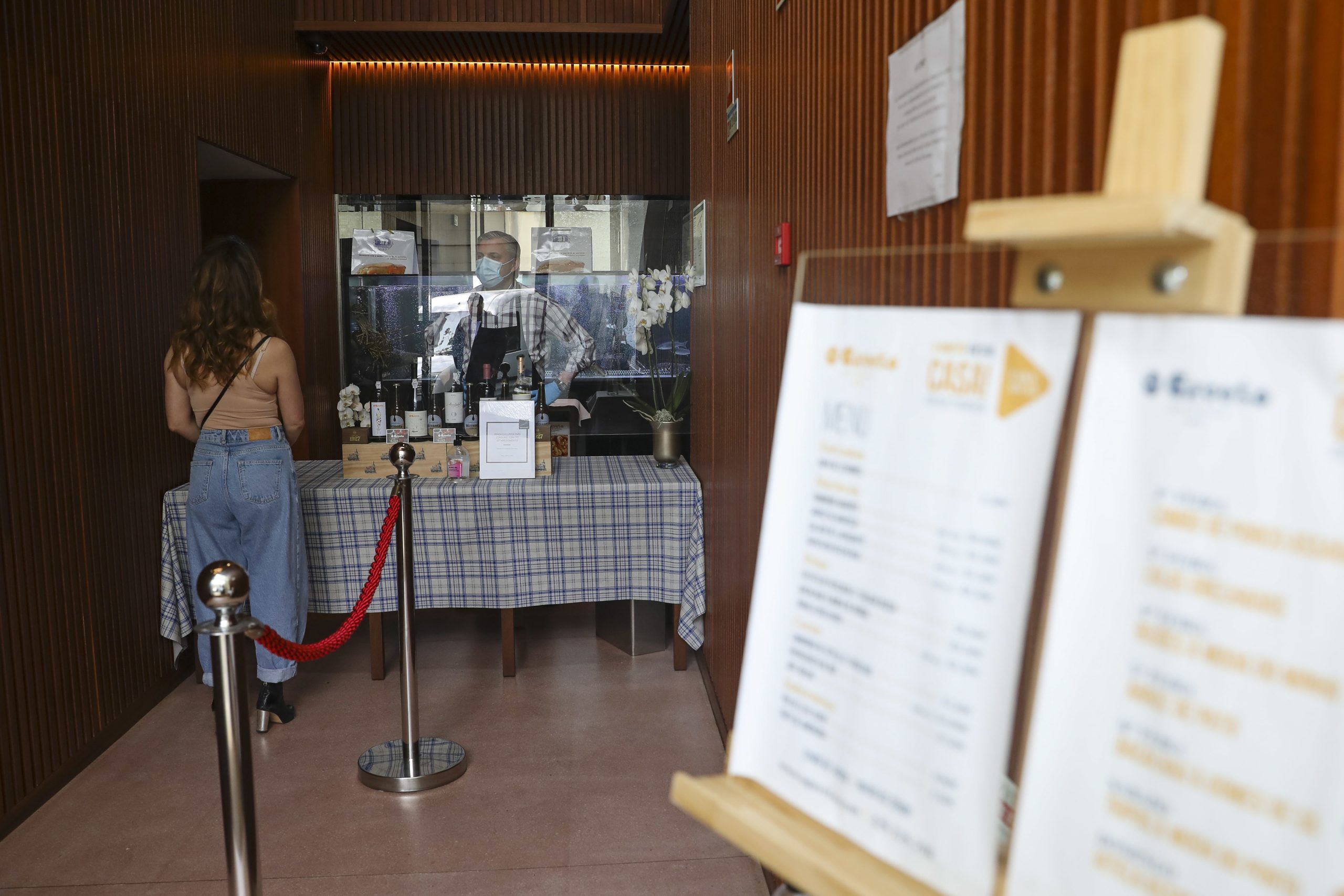 À mesa, mas com regras. Restaurantes vão pedir a clientes para medir febre e lavar mãos