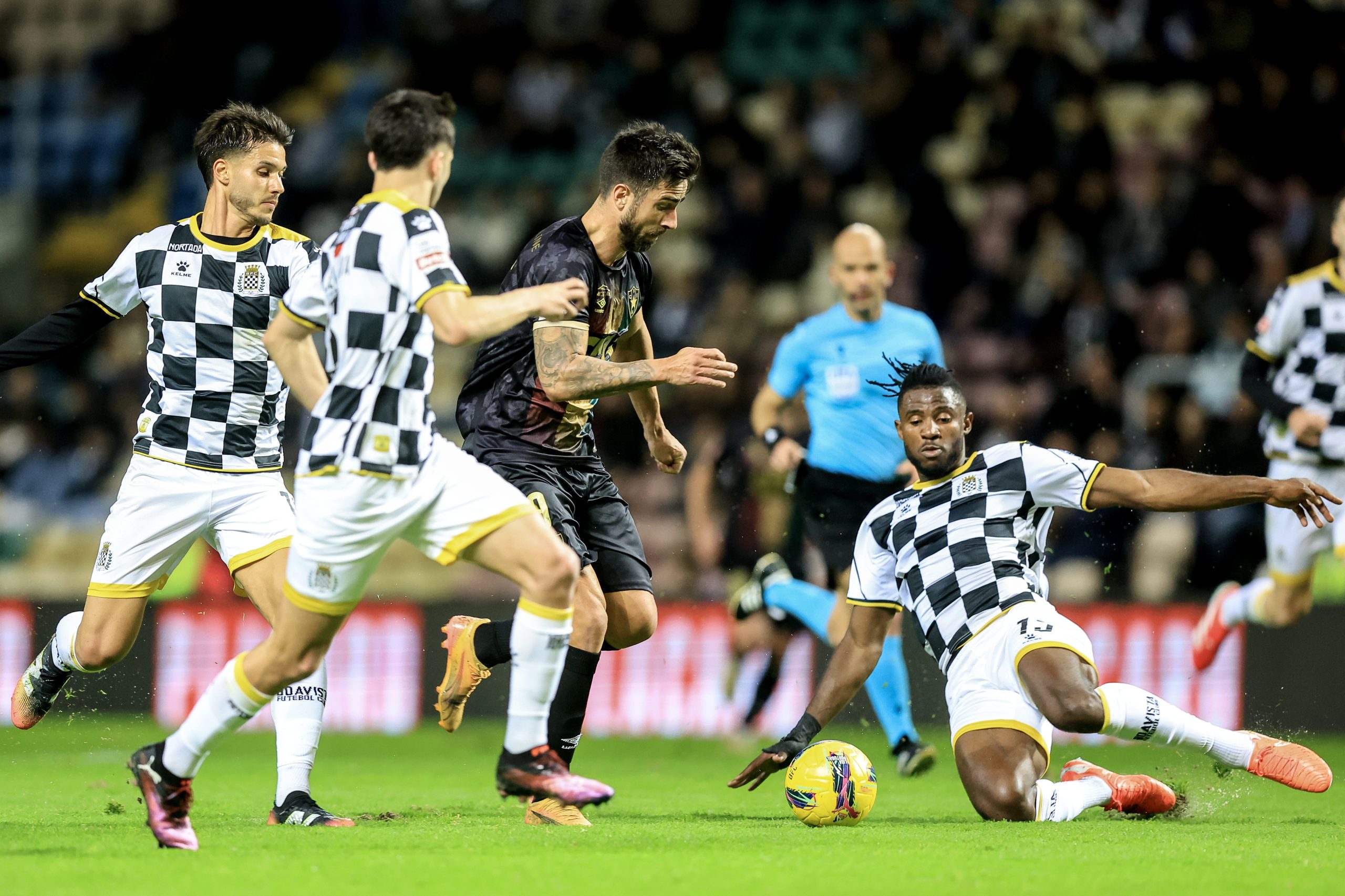 Estrela da Amadora estreia-se a vencer fora na I Liga e “afunda” Boavista