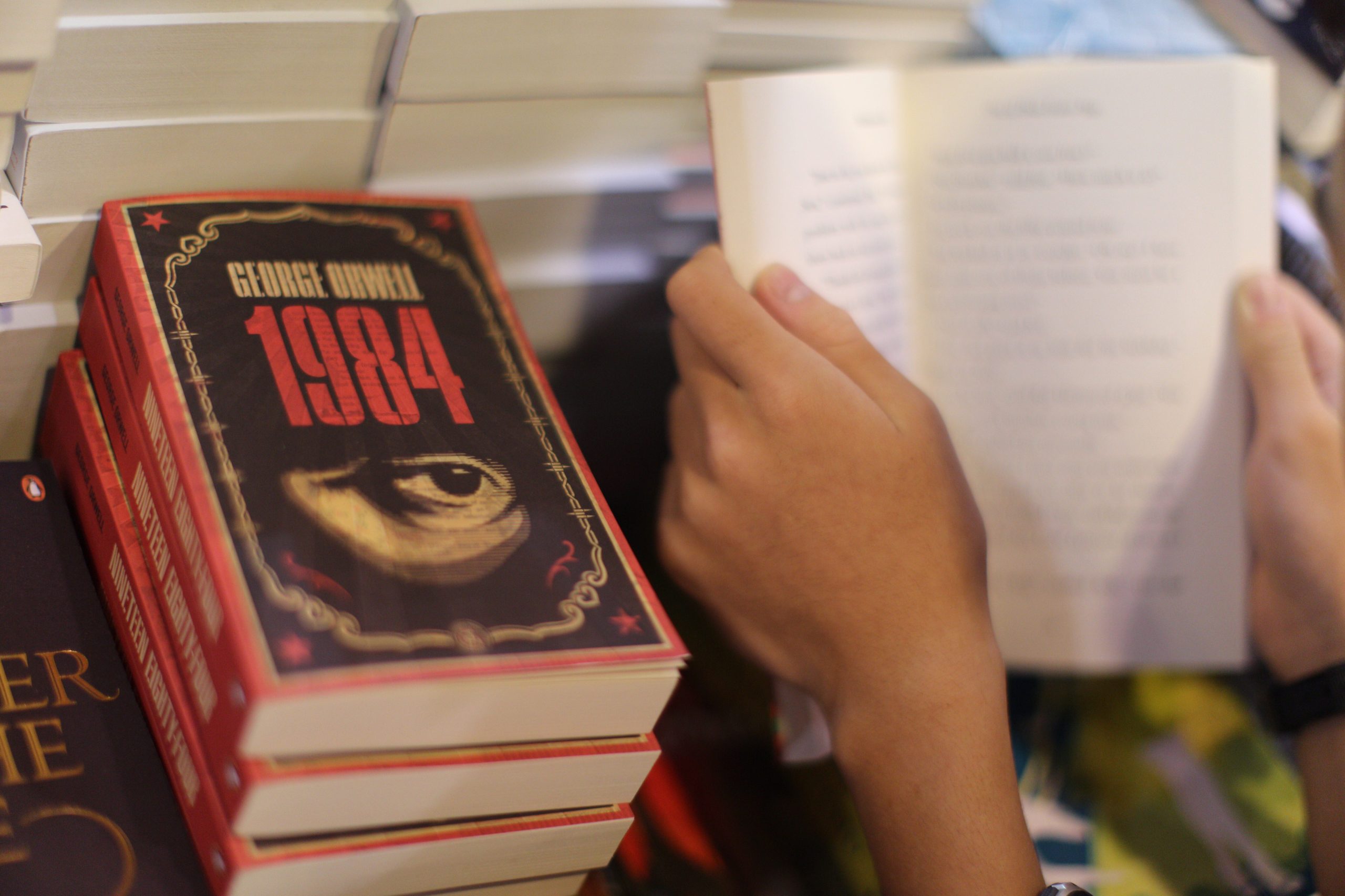 Livro “1984” de Orwell sobe à liderança de vendas com “factos alternativos” de Trump