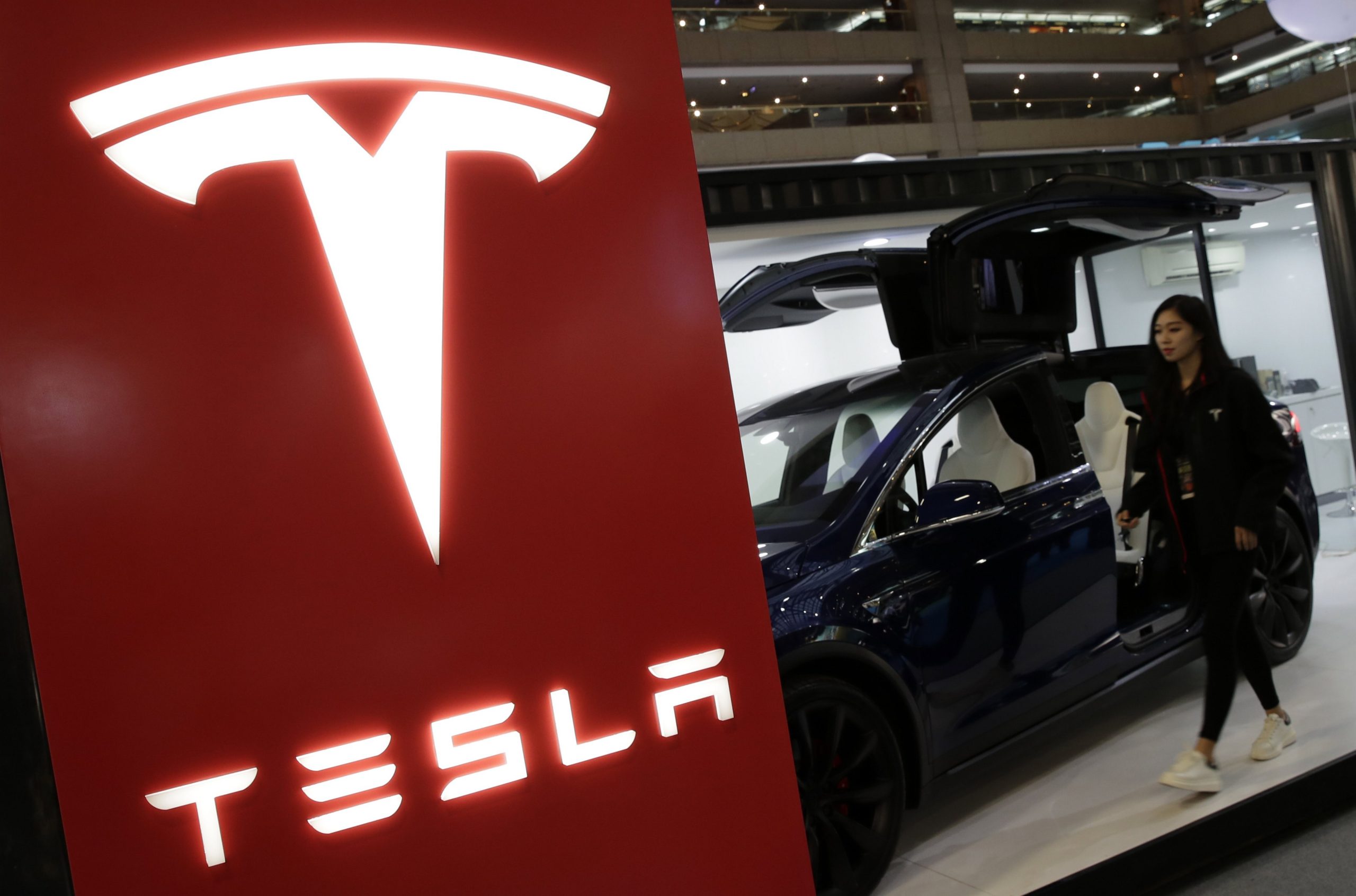 Novo software da Tesla permitirá fabricar veículos totalmente autónomos