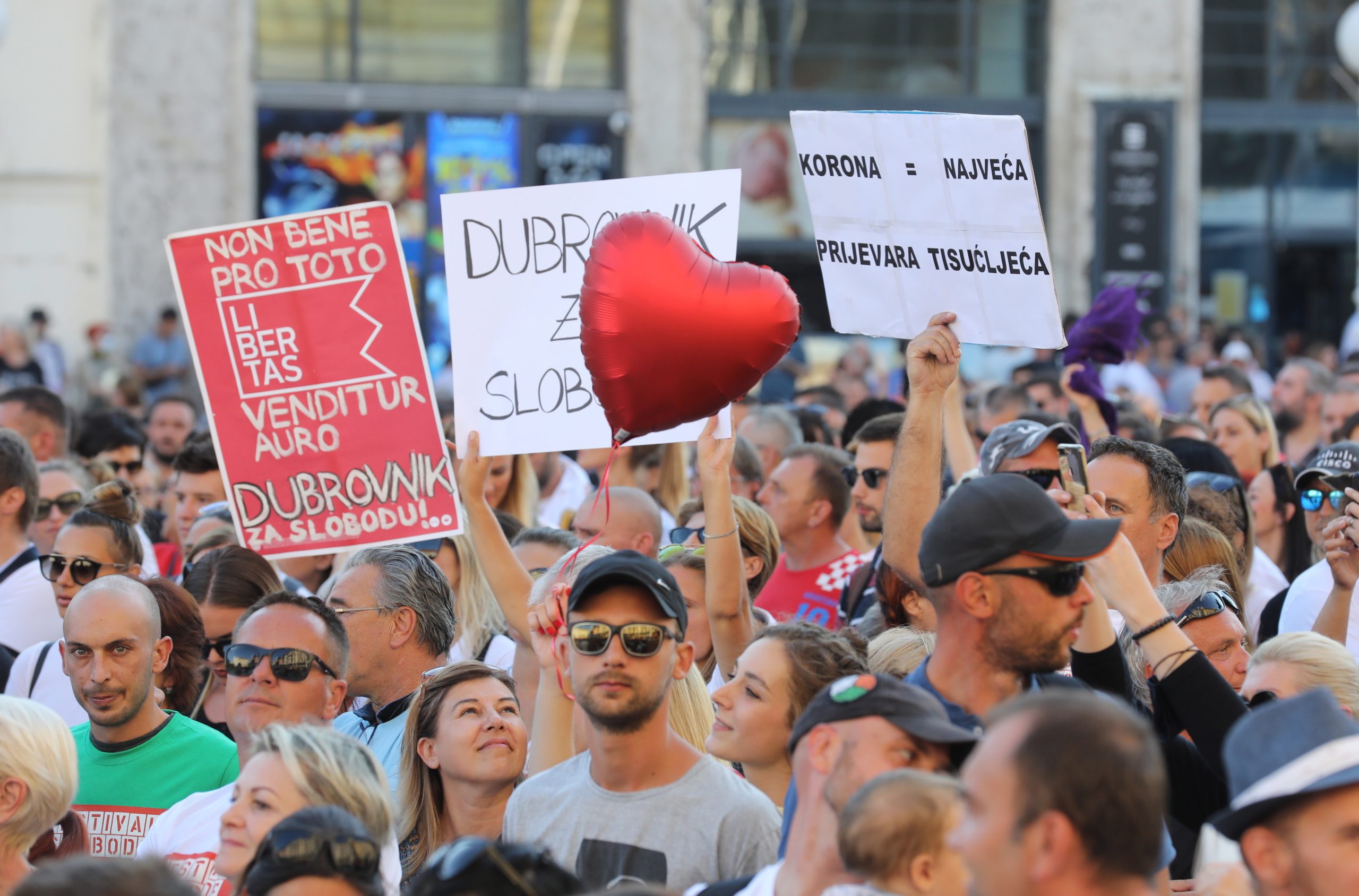 Milhares de manifestantes em Zagreb contra restrições anti-pandemia