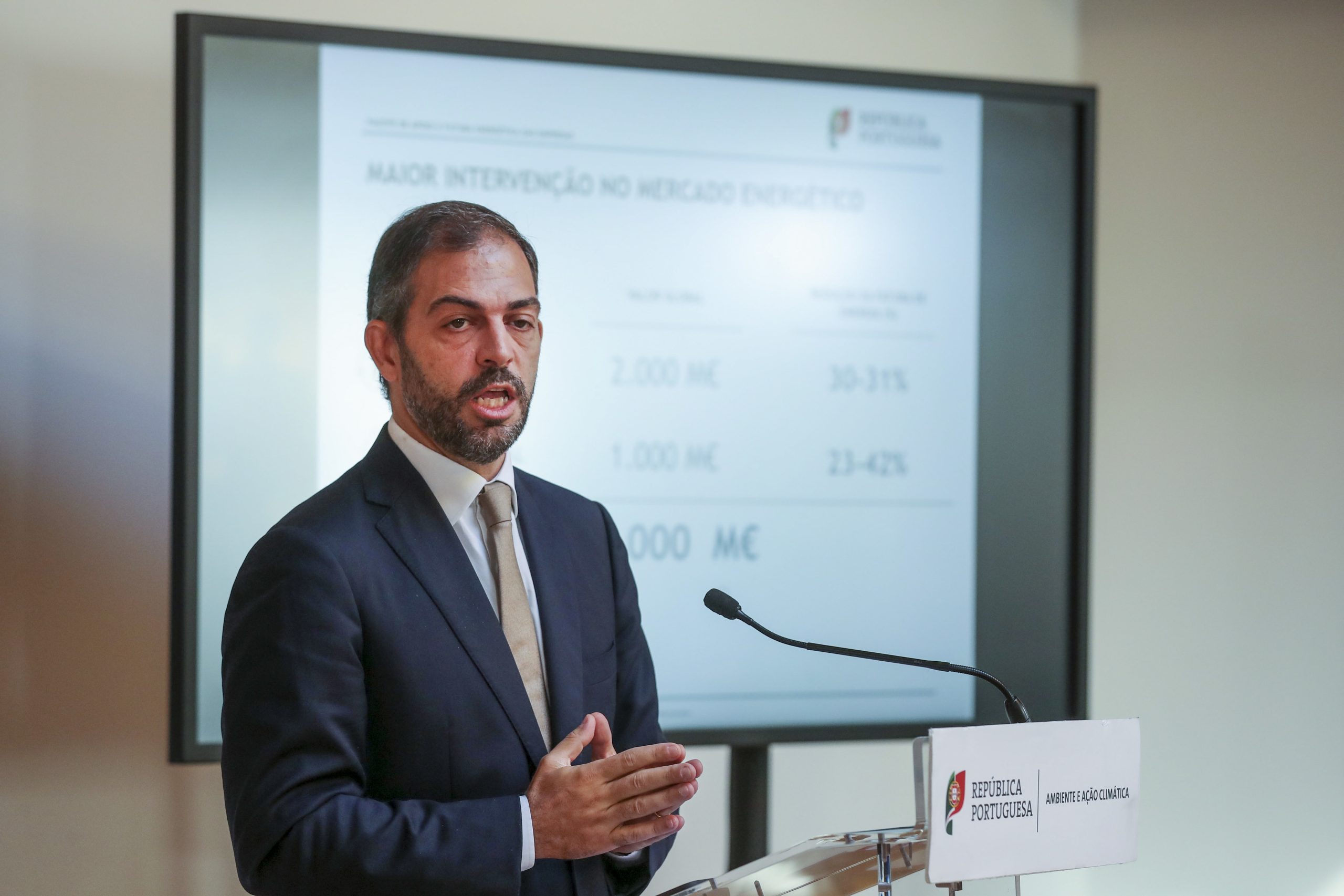 Ministro do Ambiente lamenta saída de Pedro Nuno Santos mas garante capacidade do executivo
