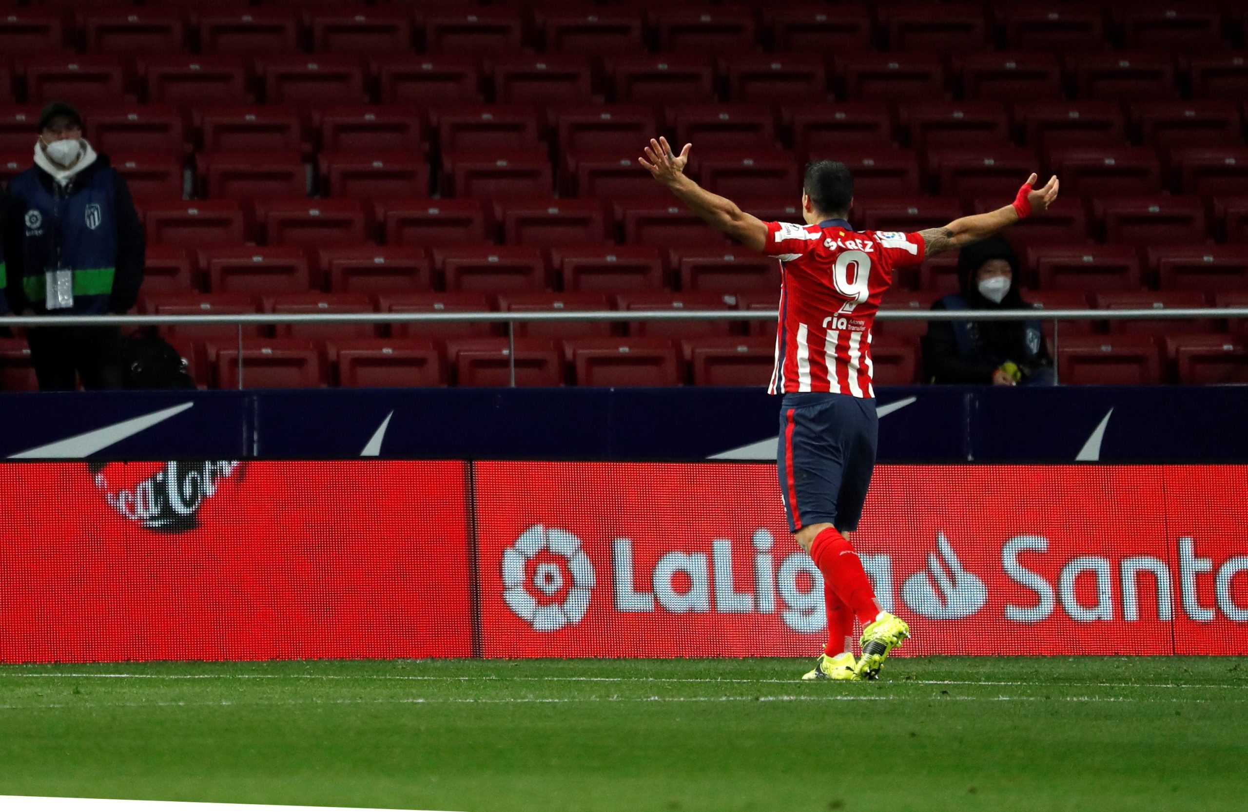 Atlético de Madrid vence Alavés com golo de Suárez e penálti defendido por Oblak
