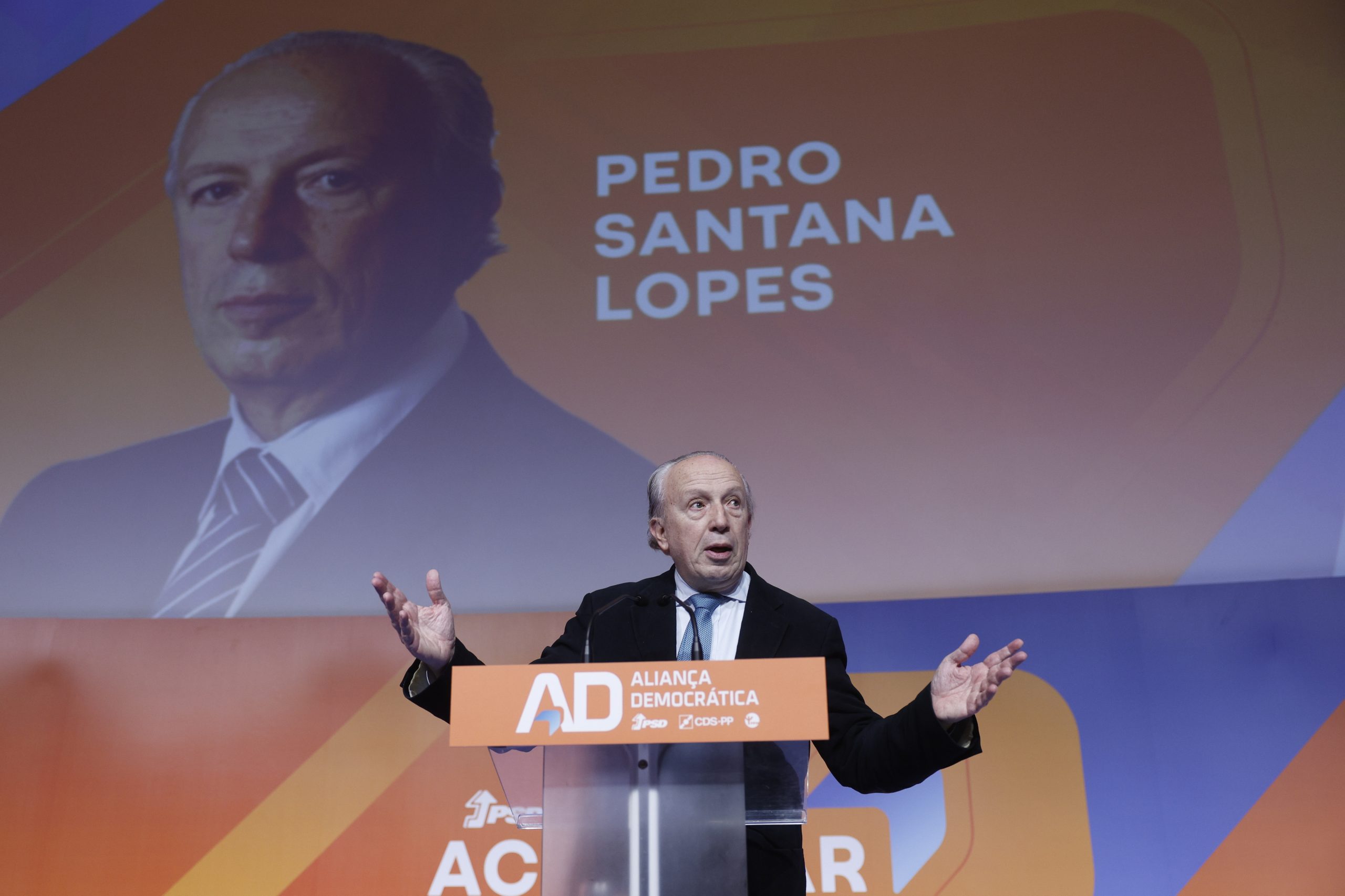 Santana Lopes fica “satisfeito com o regresso do CDS-PP” ao Parlamento