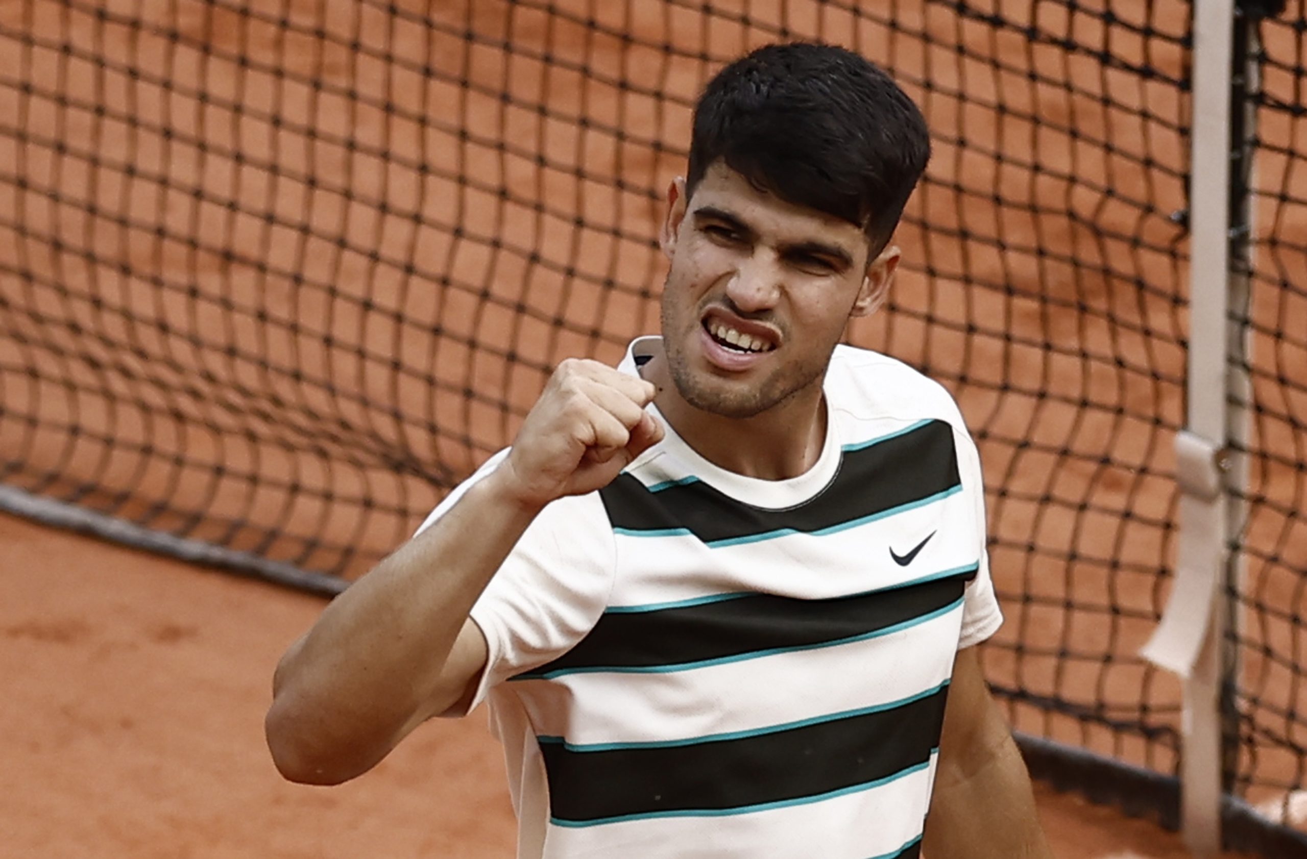 Campeão em título Carlos Alcaraz avança para os ‘quartos’ de Roland Garros