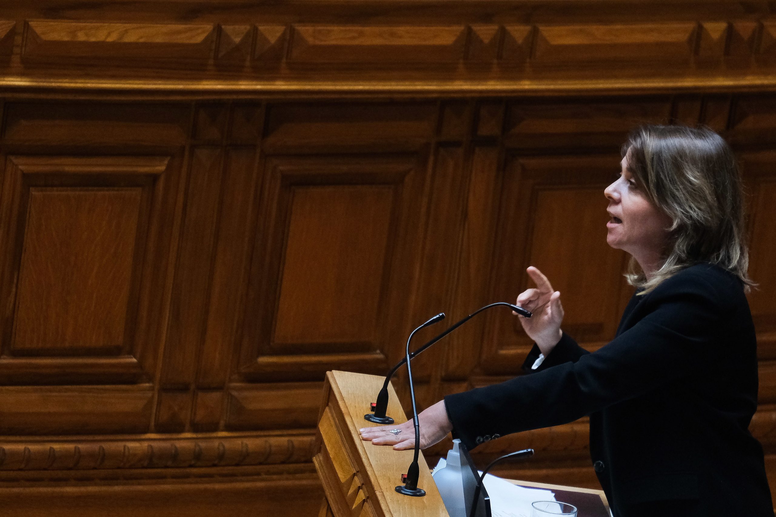 Catarina Martins e Costa travam debate tenso sobre quem reescreve a história do SNS