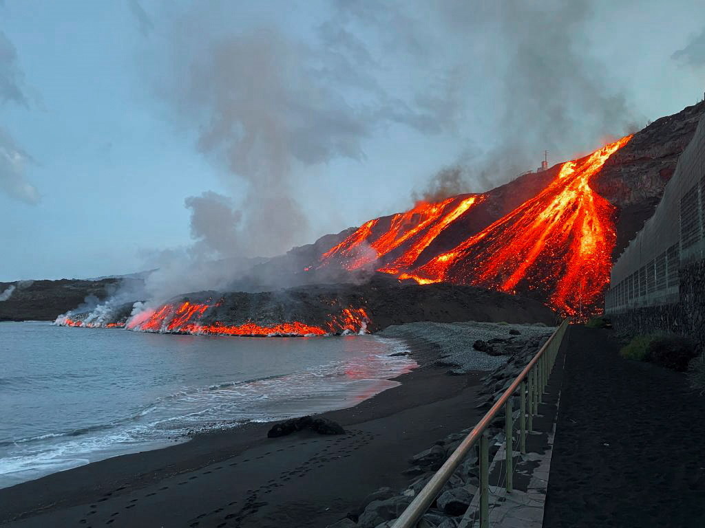 Novo rio de lava da erupção de La Palma chega ao Atlântico