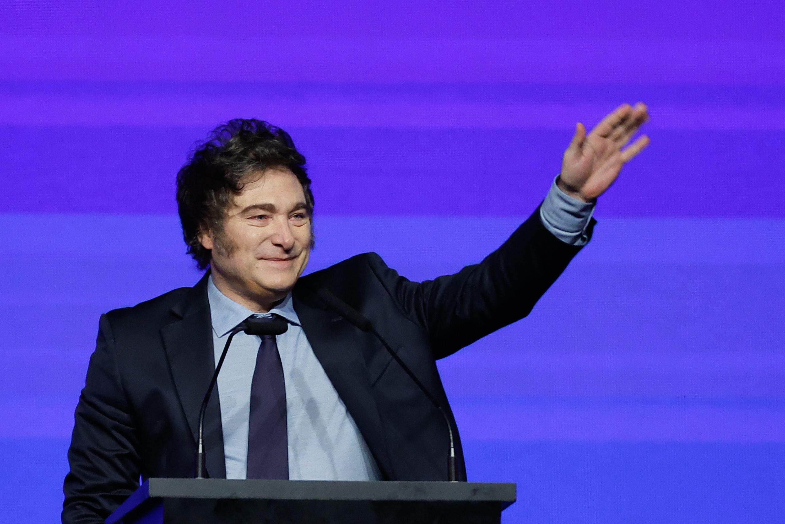 Milei Avanza, abstenção sobe. Argentinos dão aval a política da “motosserra” e ao “rei de um mundo perdido”