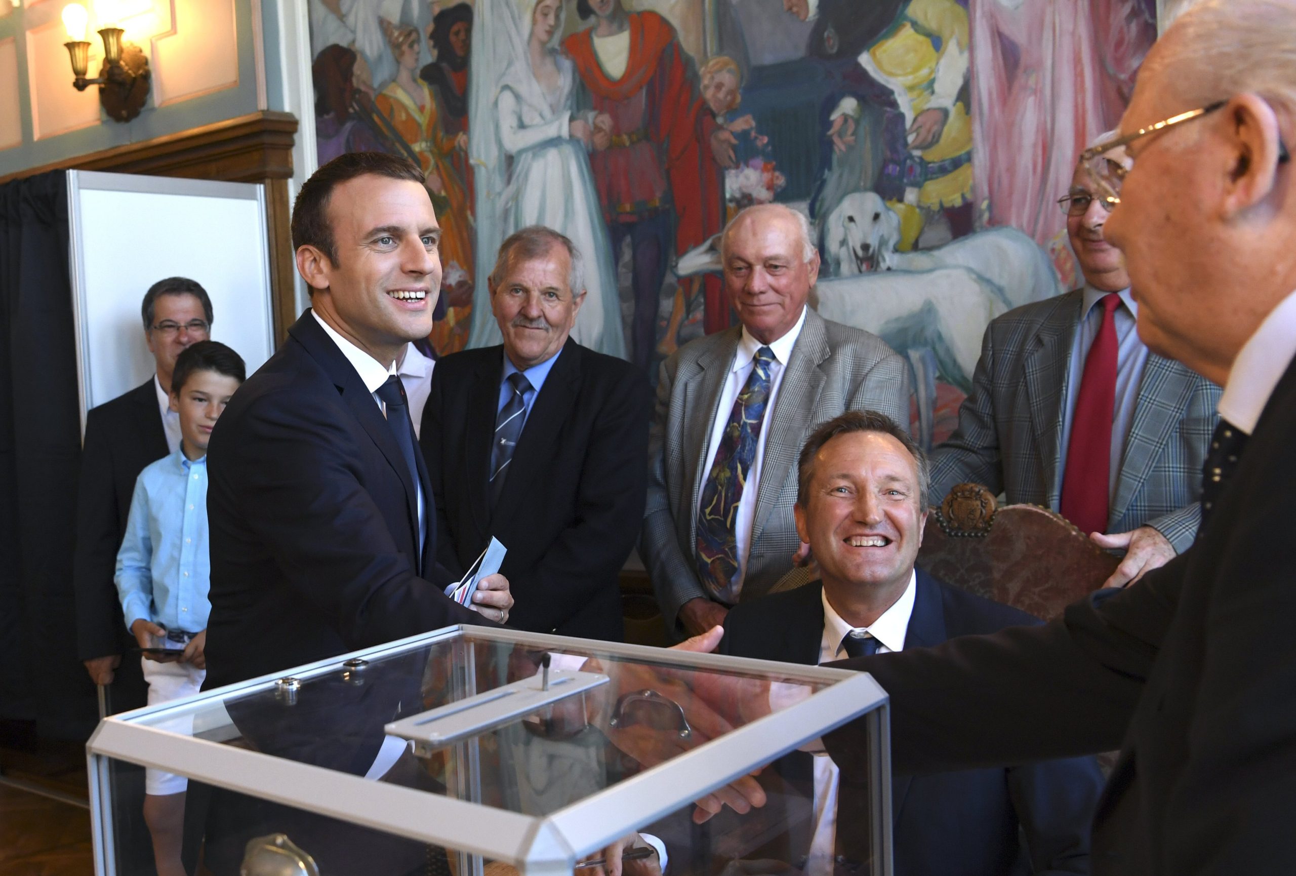 França: Partido de Macron consegue maioria absoluta nas eleições legislativas, de acordo com primeiras projeções