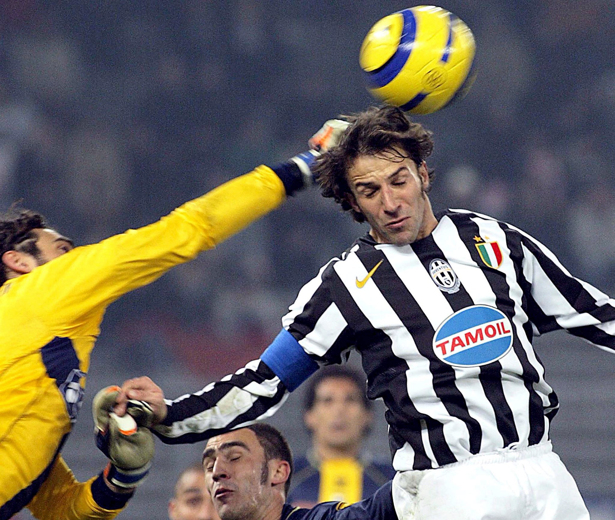 Matteo Guardalben, guarda-redes do Parma, e Alessandro Del Piero, da Juventus, disputam a bola (2006)
