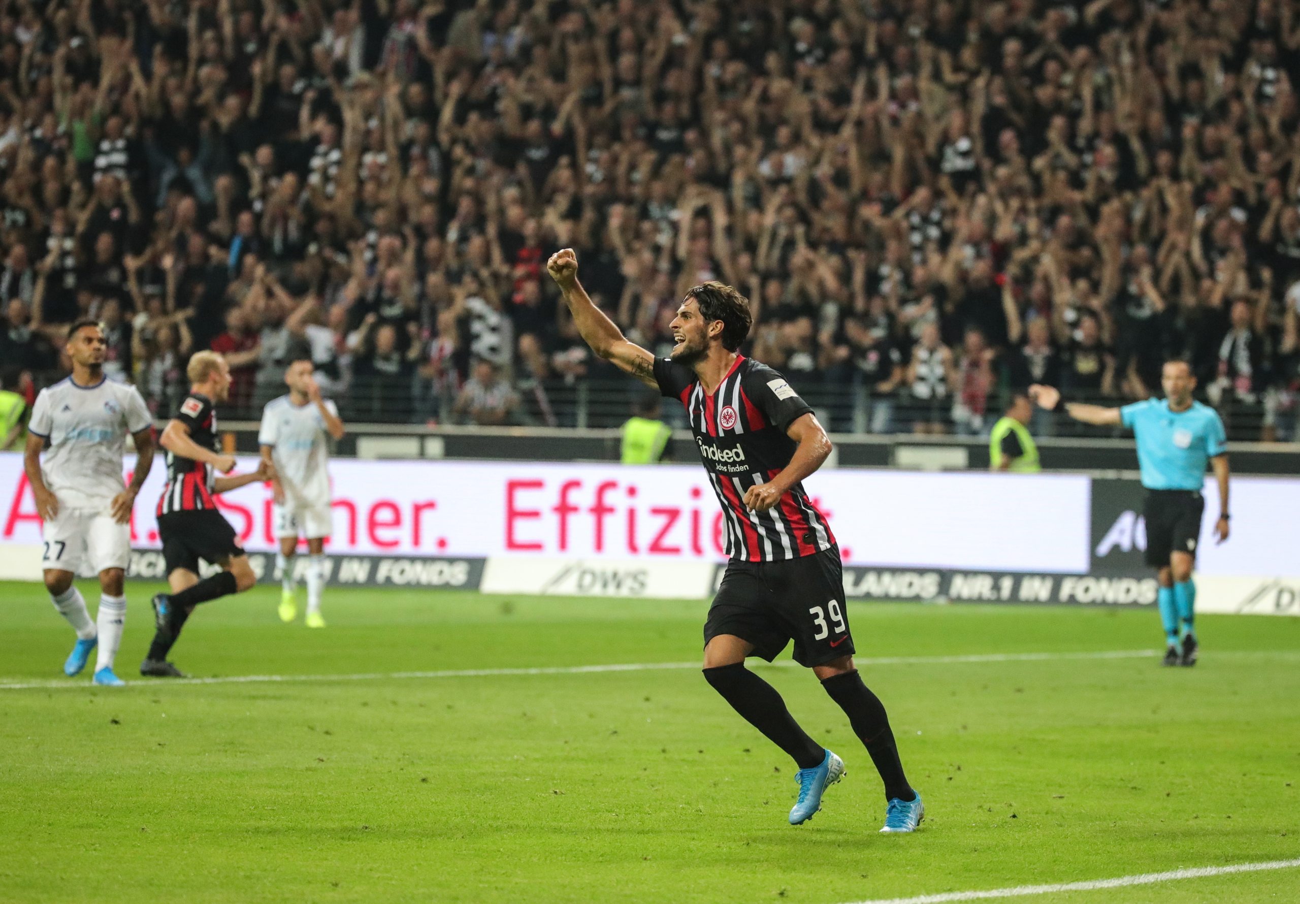 Gonçalo Paciência bisa na vitória do Frankfurt, João Mário estreia-se a marcar pelo Lokomotiv Moscovo